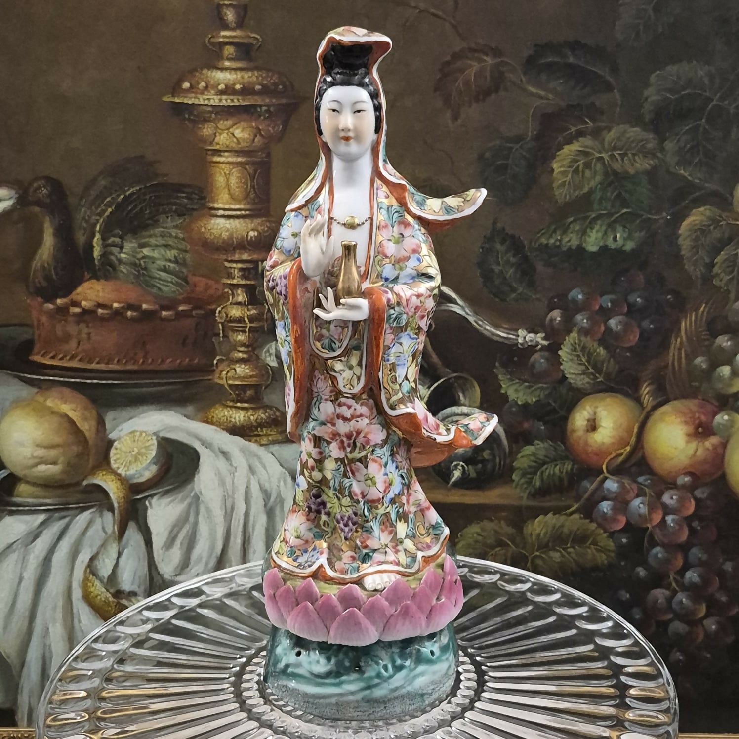 Estatueta da Deusa da Compaixão e Sabedoria Kuan Yin, decorada ao estilo Família Rosa Mille Fleur