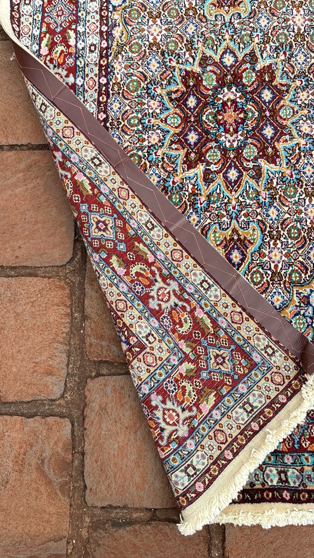 Tapete Persa Medallion fundo creme, azul e vermelho bordô com arabescos florais 
