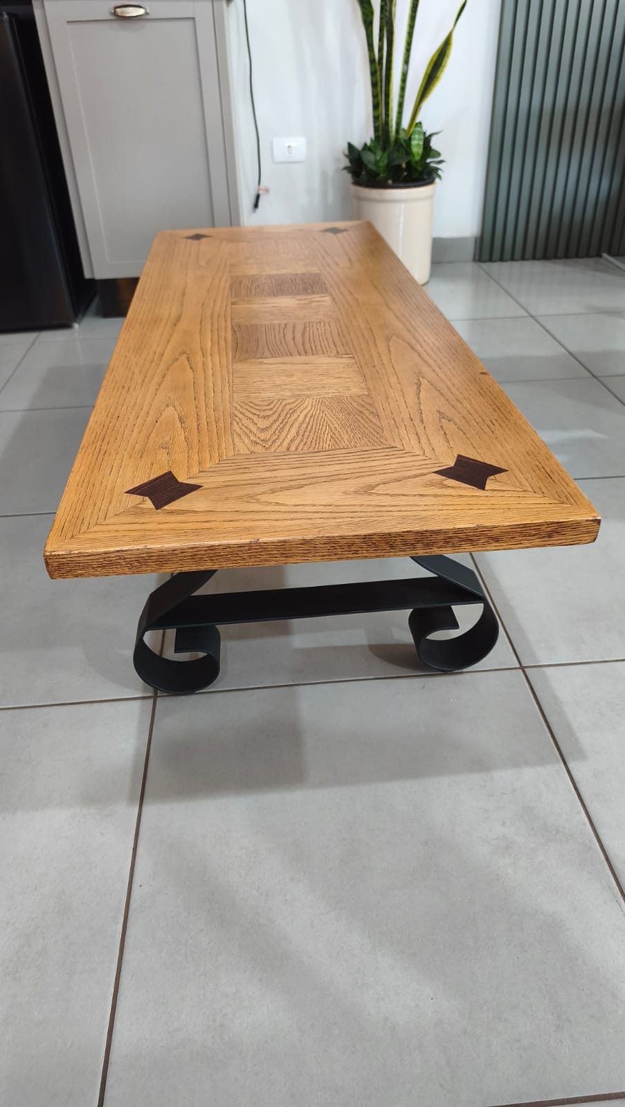 Mesa de Centro retangular em Madeira com Detalhes de Marchetaria e Base Metálica Ornamental