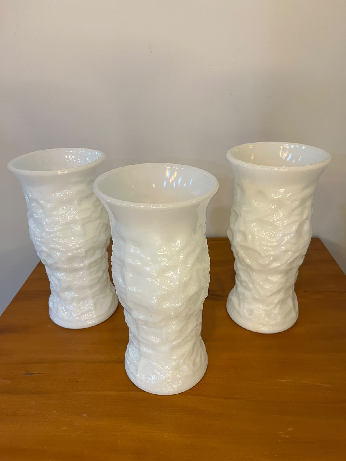 Trio de vasos em vidro opalino branco E.O. Brody Co. – Made In USA – 24 cm