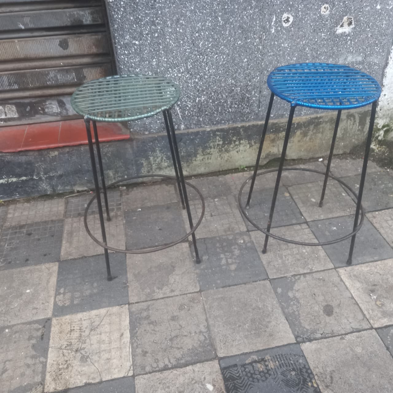 Bancos redondos em ferro com assento em espaguete colorido (azul e verde) 