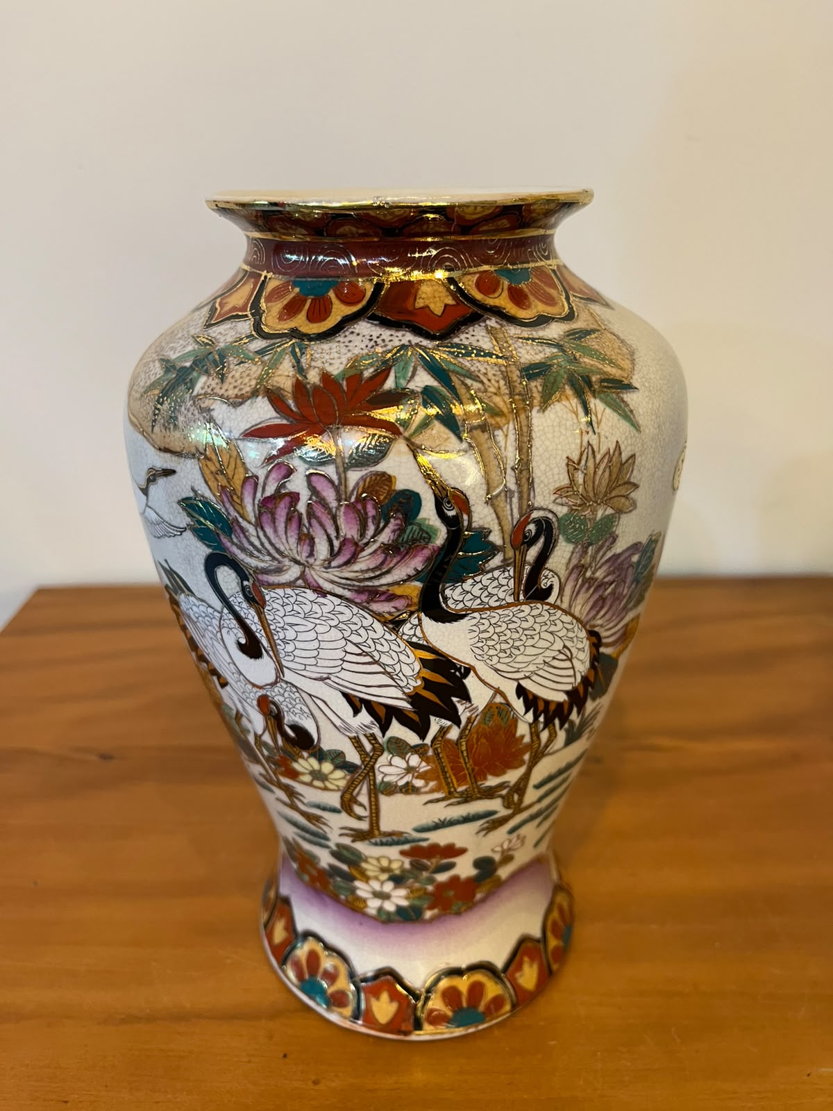 Vaso oriental em porcelana policromada com garças e motivos florais – 26 cm