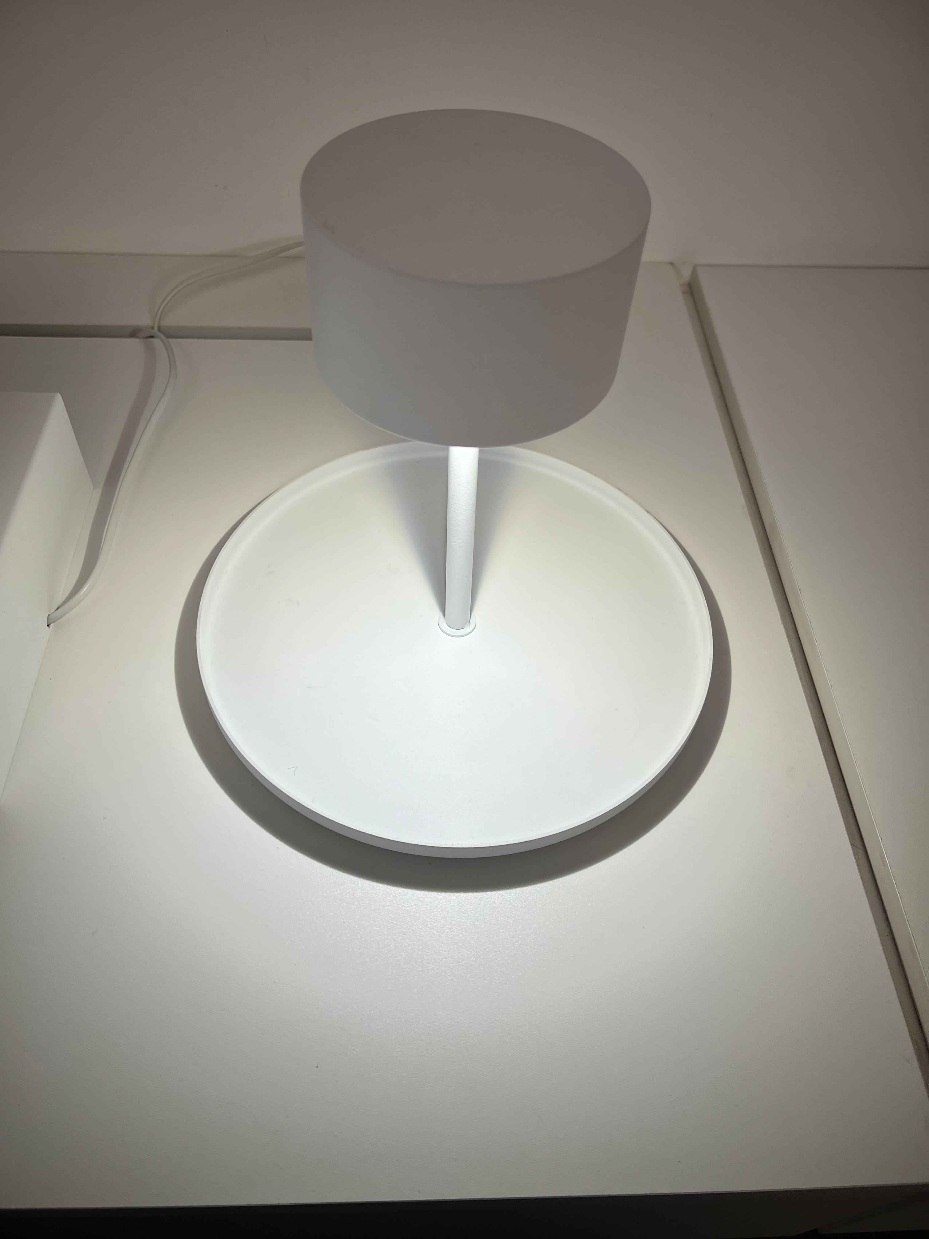 LUMINARIA DE MESA MINIMALISTA REDONDA LUXION PIN EM AÇO BRANCO 