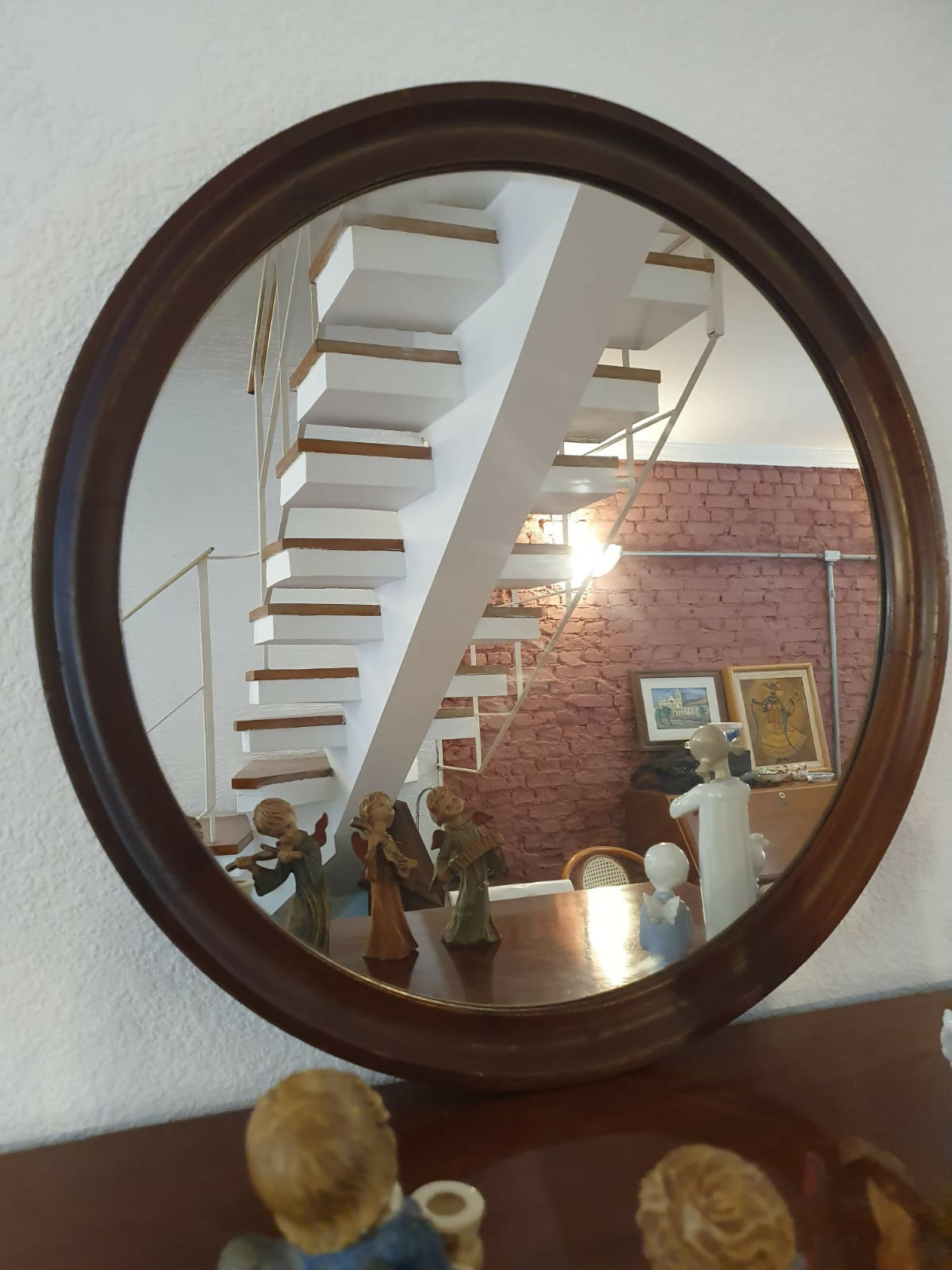 Espelho redondo com moldura em madeira nobre, anos 60.