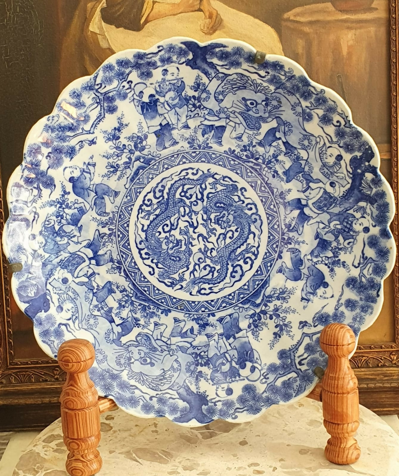 Maravilhoso medalhão decorativo antigo (cerca de 1900) em porcelana chinesa azul e branca.