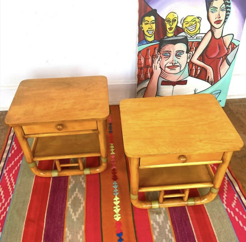 Par de mesinhas de cabeceira