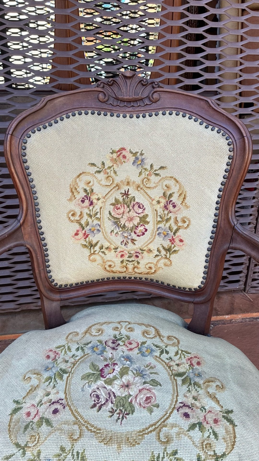 Par de Poltronas Luís XV com Tapeçaria em Petit Point