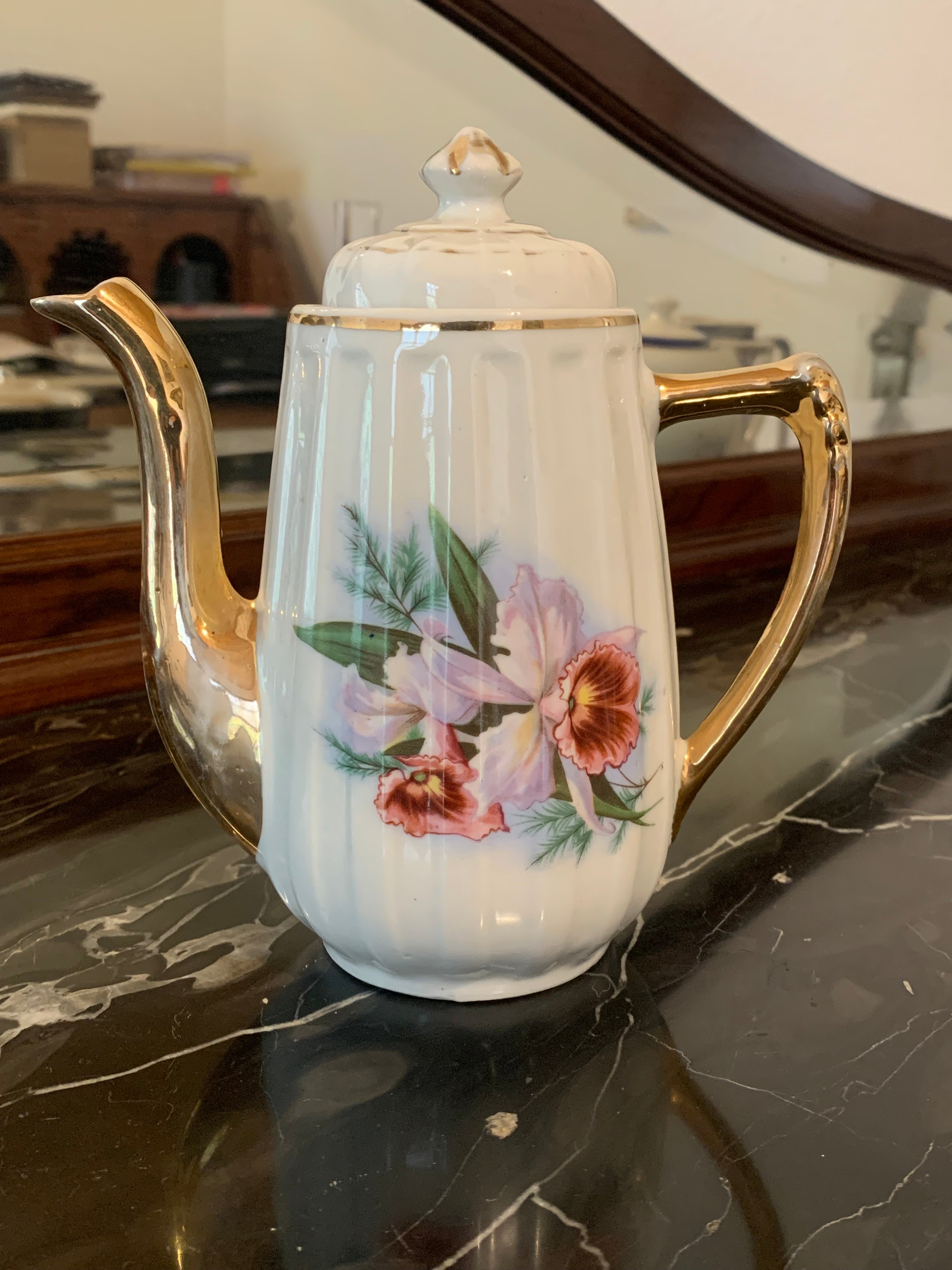 Bule antiguinho canelado em porcelana com orquídeas