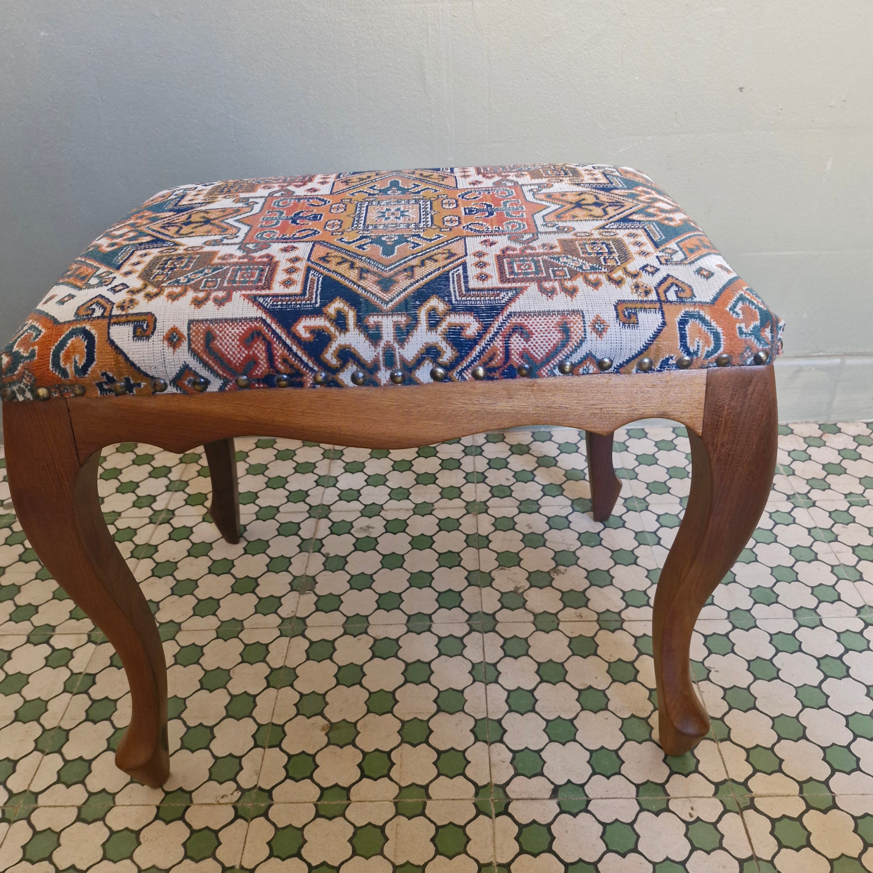 Banqueta Luiz XV com assento estofado com tapete belga  