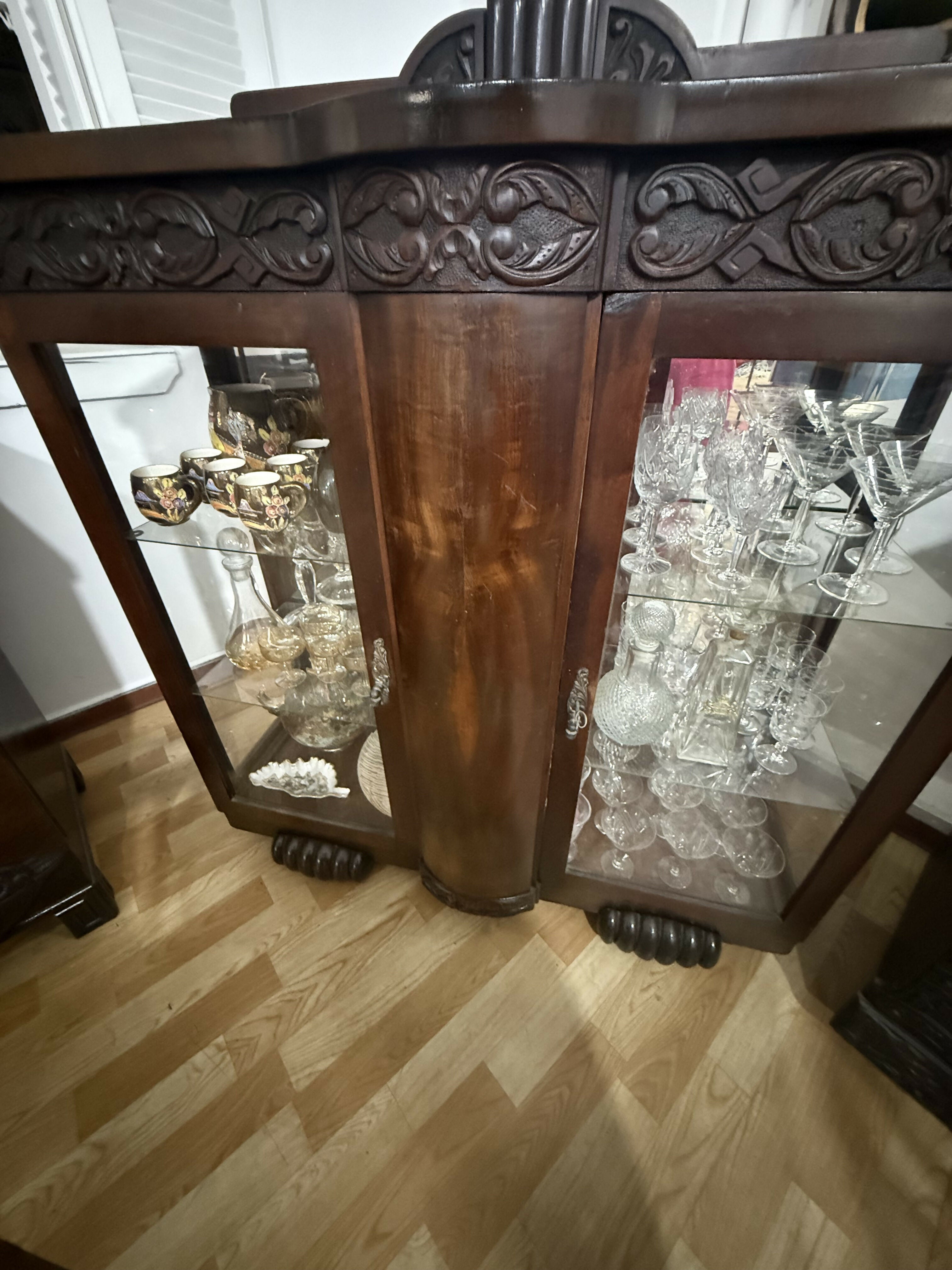 Cristaleira Clássica em Madeira Nobre com Patas de Leão