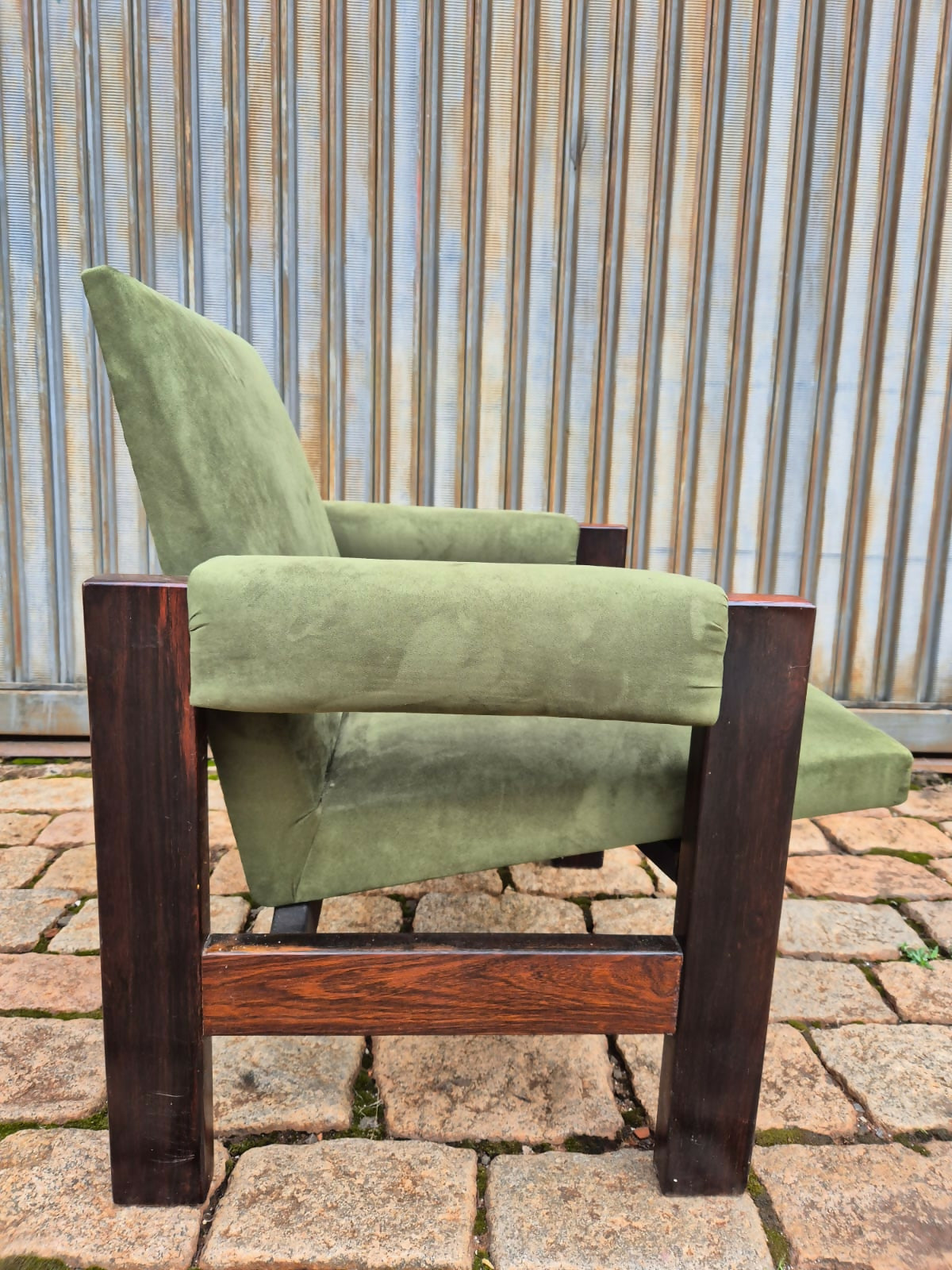Poltrona anos 70 em Jacarandá e veludo verde