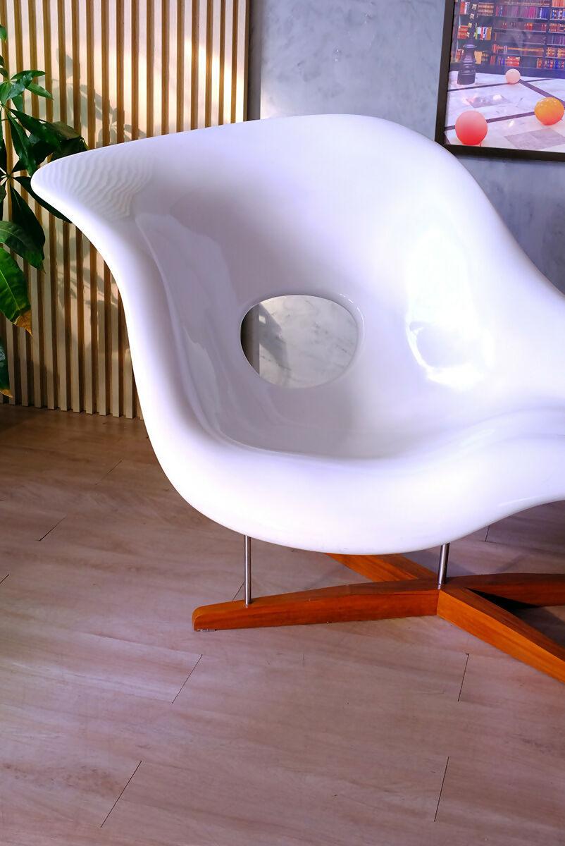 La Chaise - Charles e Ray Eames - Poltrona em fibra de vidro branca