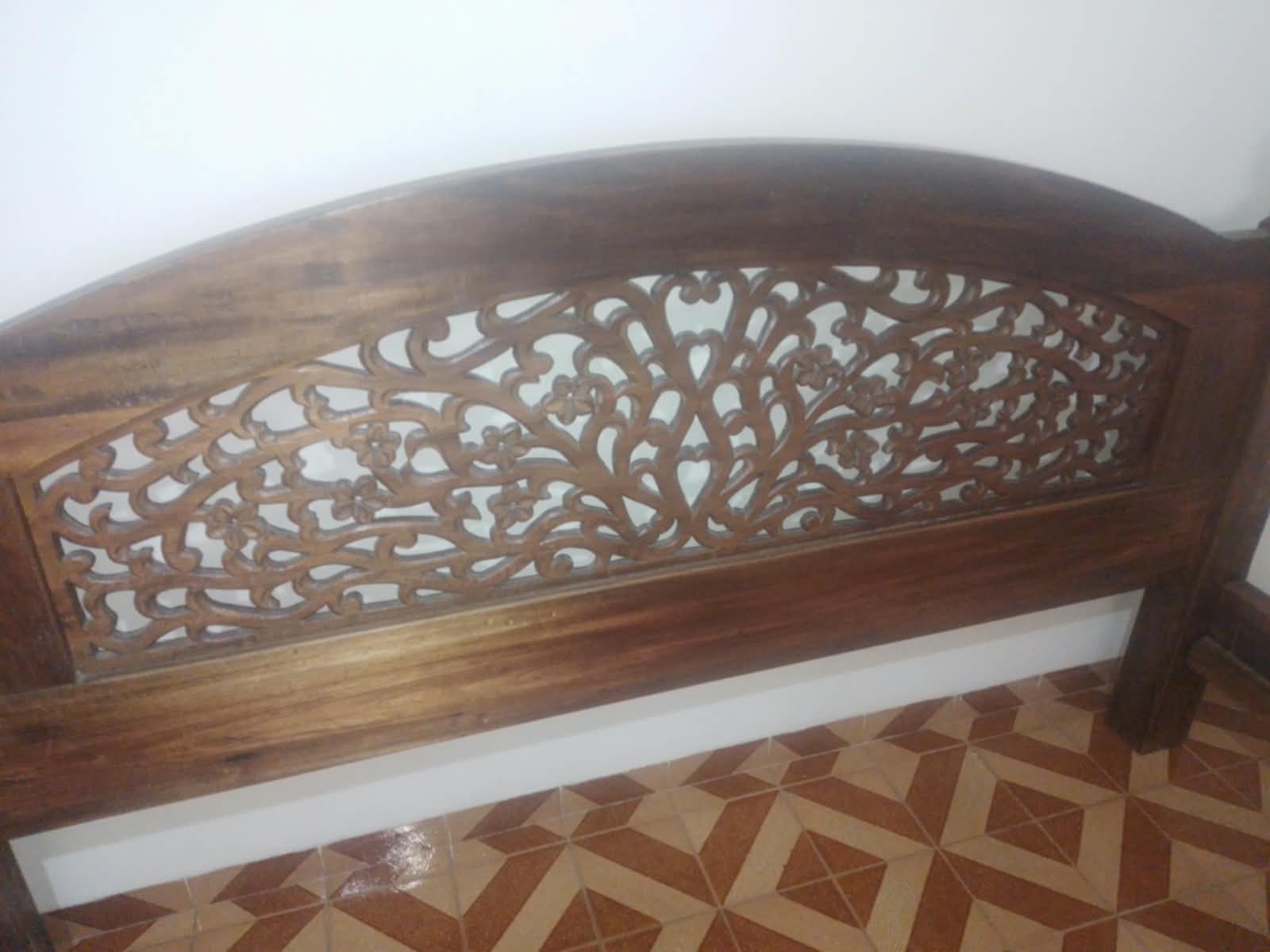 Jogo de quarto: Cama King, 2 mesinhas de cabeceira, um aparador e um espelho.Tudo antigo,entalhado à mão e em perfeito estado!
