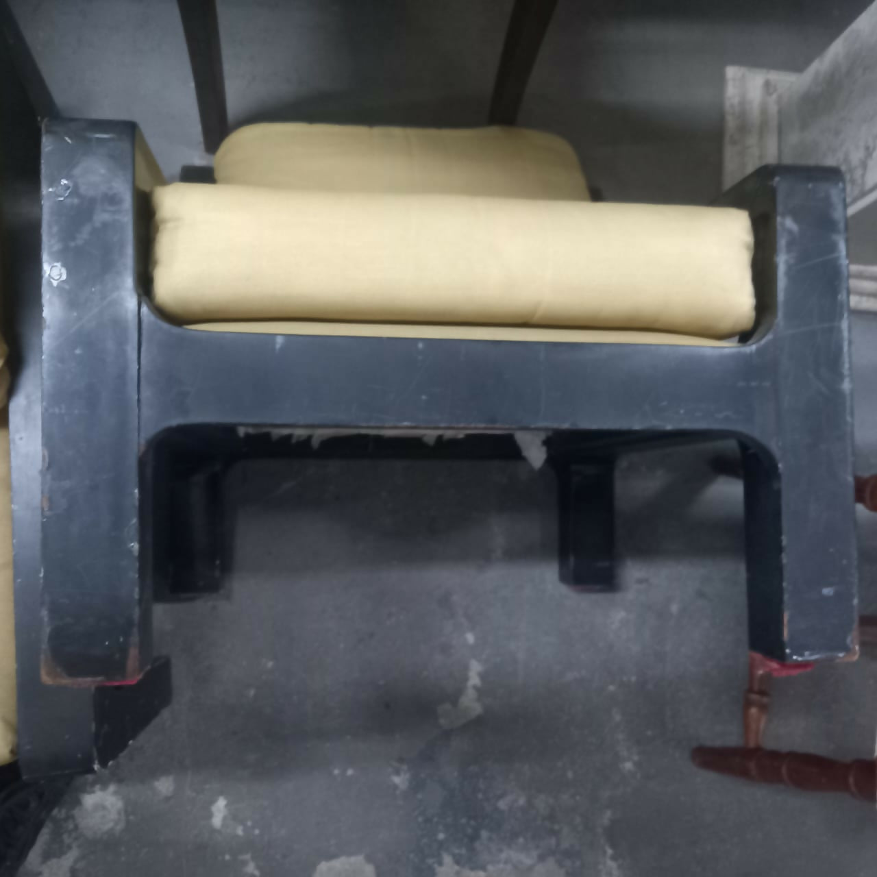 Poltrona com estrutura de madeira