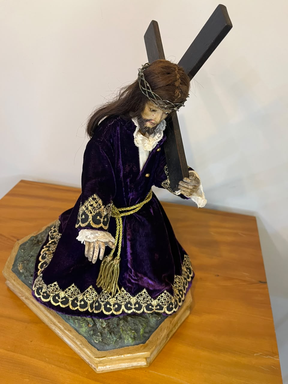 Imagem sacra de Jesus Nazareno em madeira com cabelos humanos – 33 cm