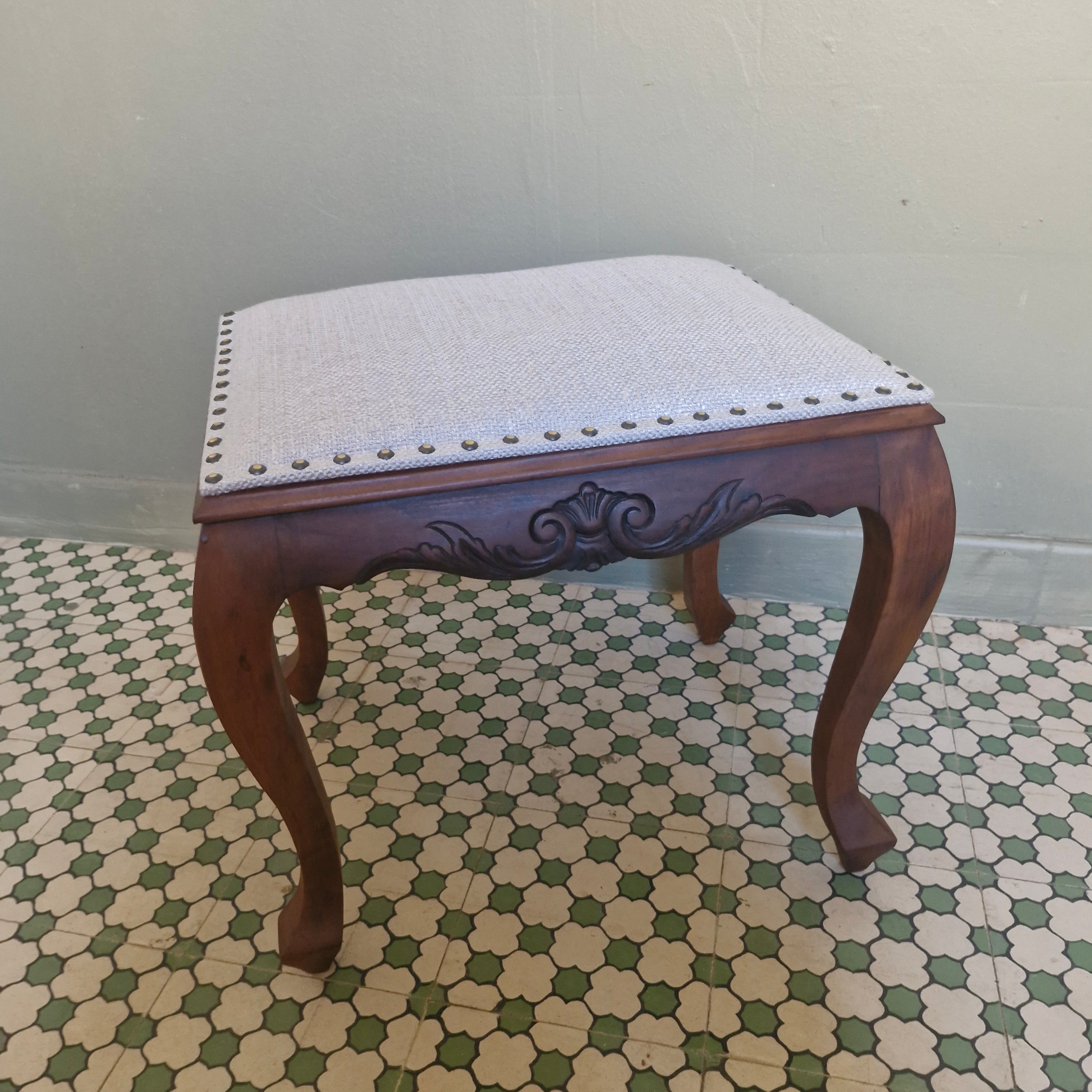 Banqueta Luiz XV com estofado em linho 