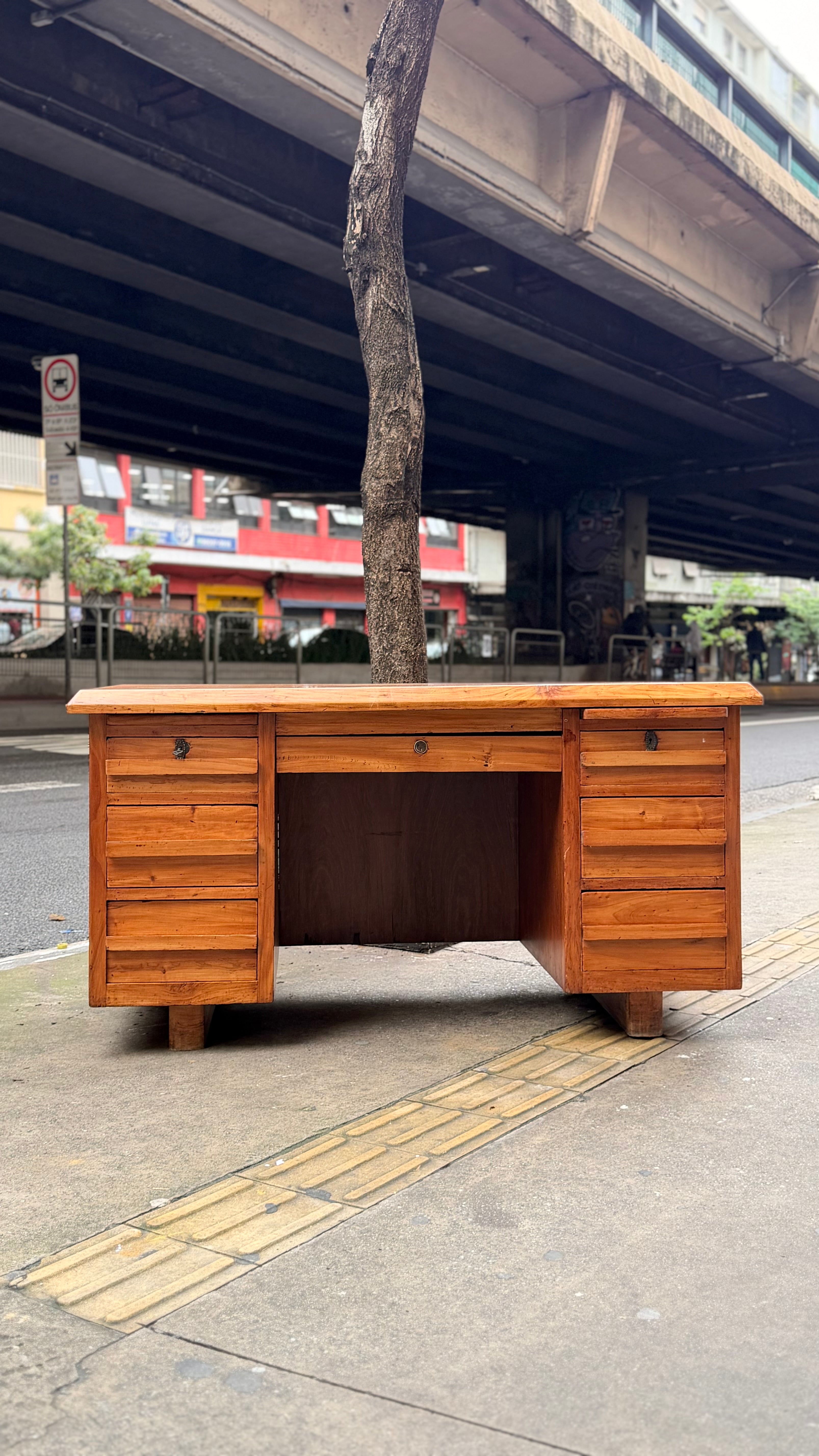 Escrivaninha maciça em imbuia canela
