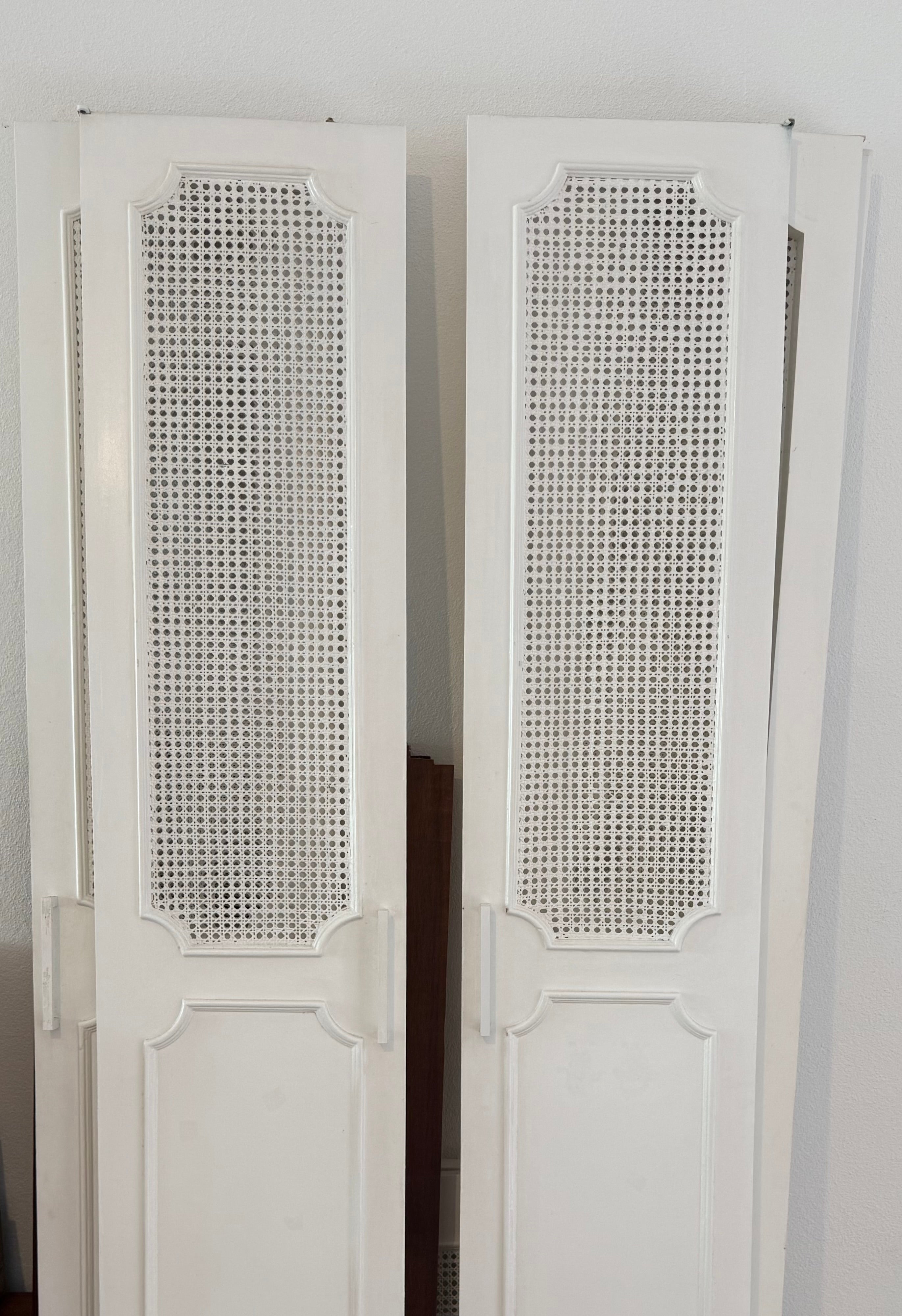 Portas Finas em madeira com acabamento em branco com Palhinha 