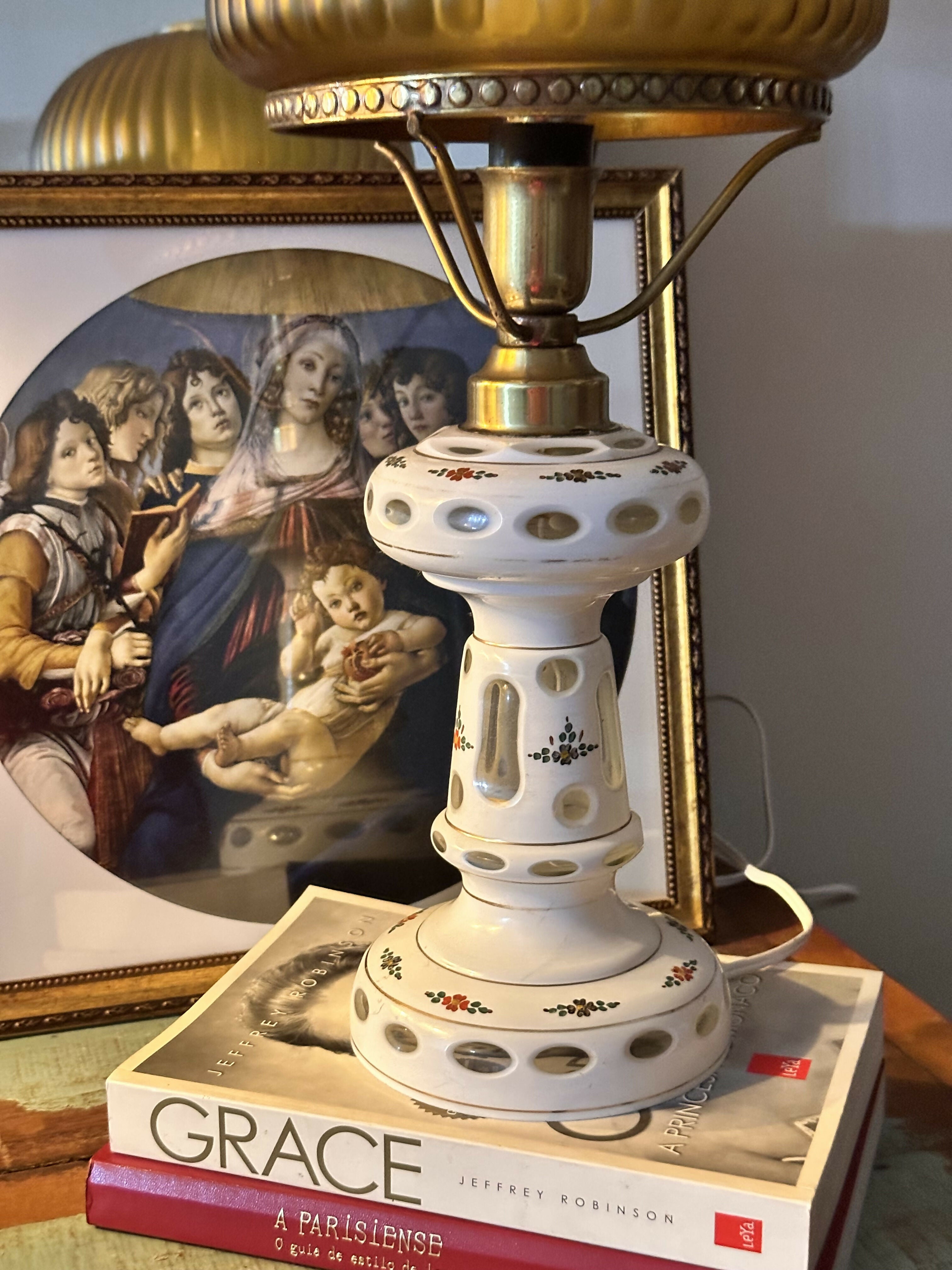 Maravilhoso e encantador abajur antigo em cristal overlay e pinturas de delicadas flores e cúpula em âmbar