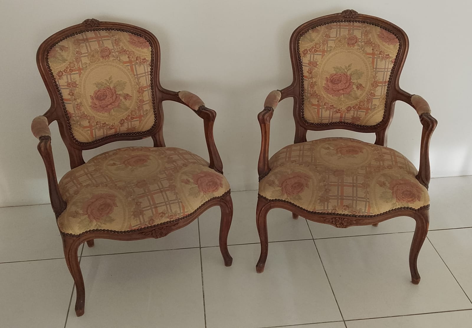 Par de poltronas Luis XV (mesa à parte)