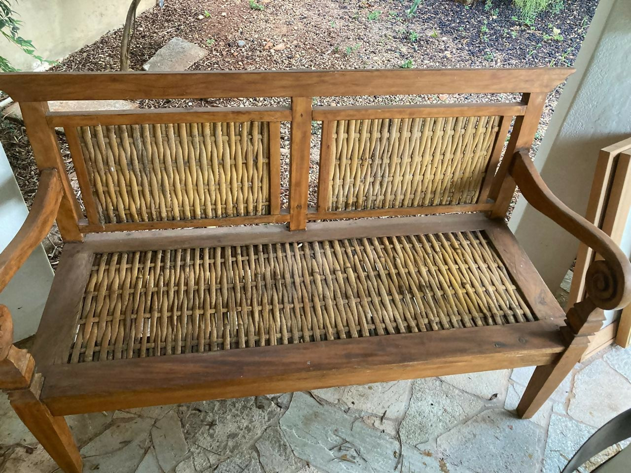 banco de madeira maciça e trançado de palha