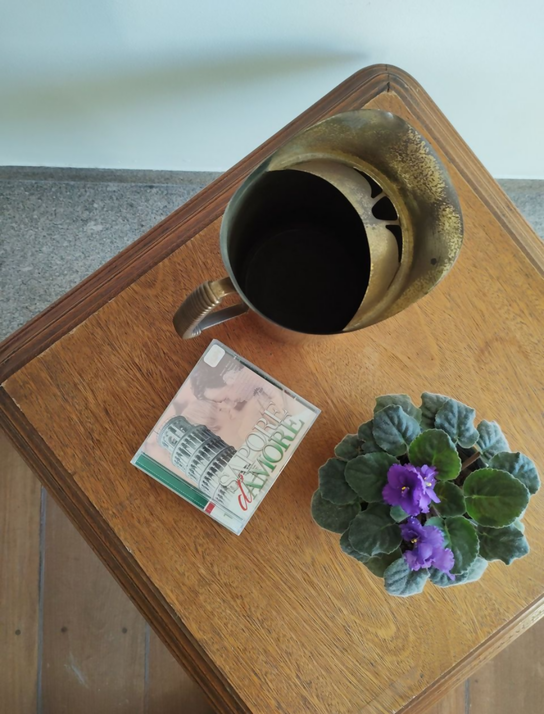 Mesa de canto em cerejeira Anos 1980