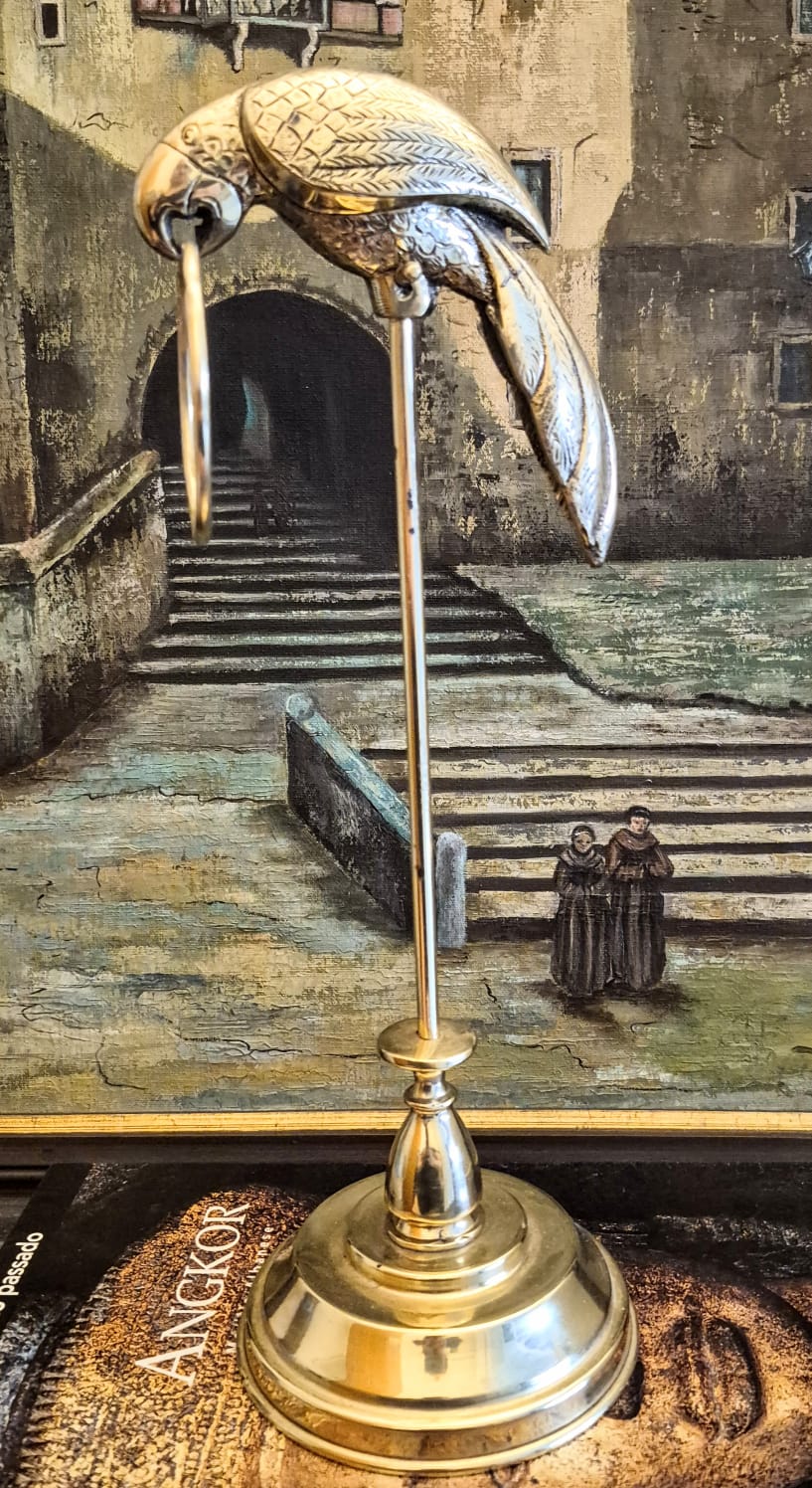 Porta toalhas feito em bronze maciço (o papagaio) e latão (a base). Perfeito e uma graça!