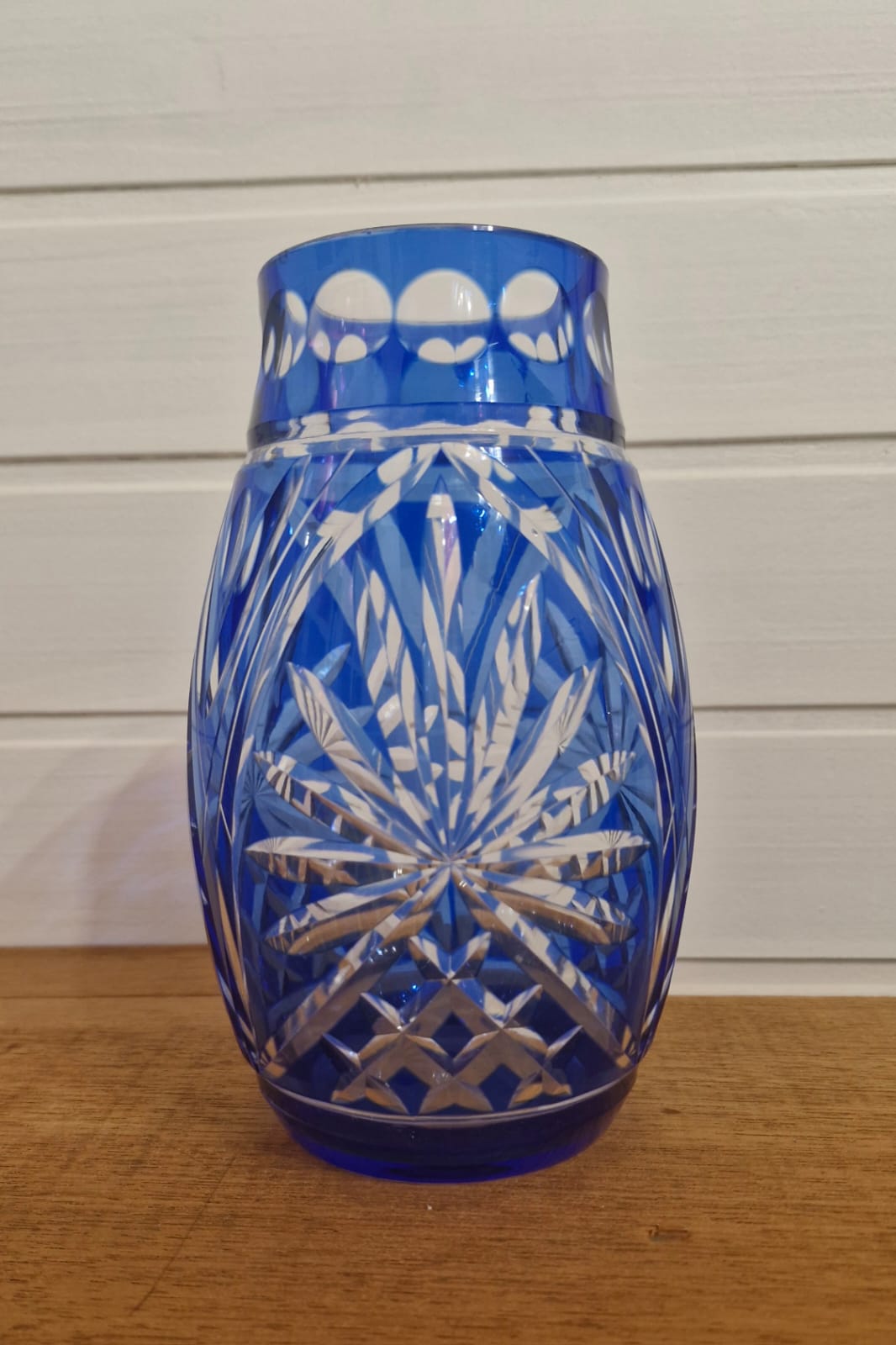 Belíssimo vaso em cristal double blue ricamente lapidado