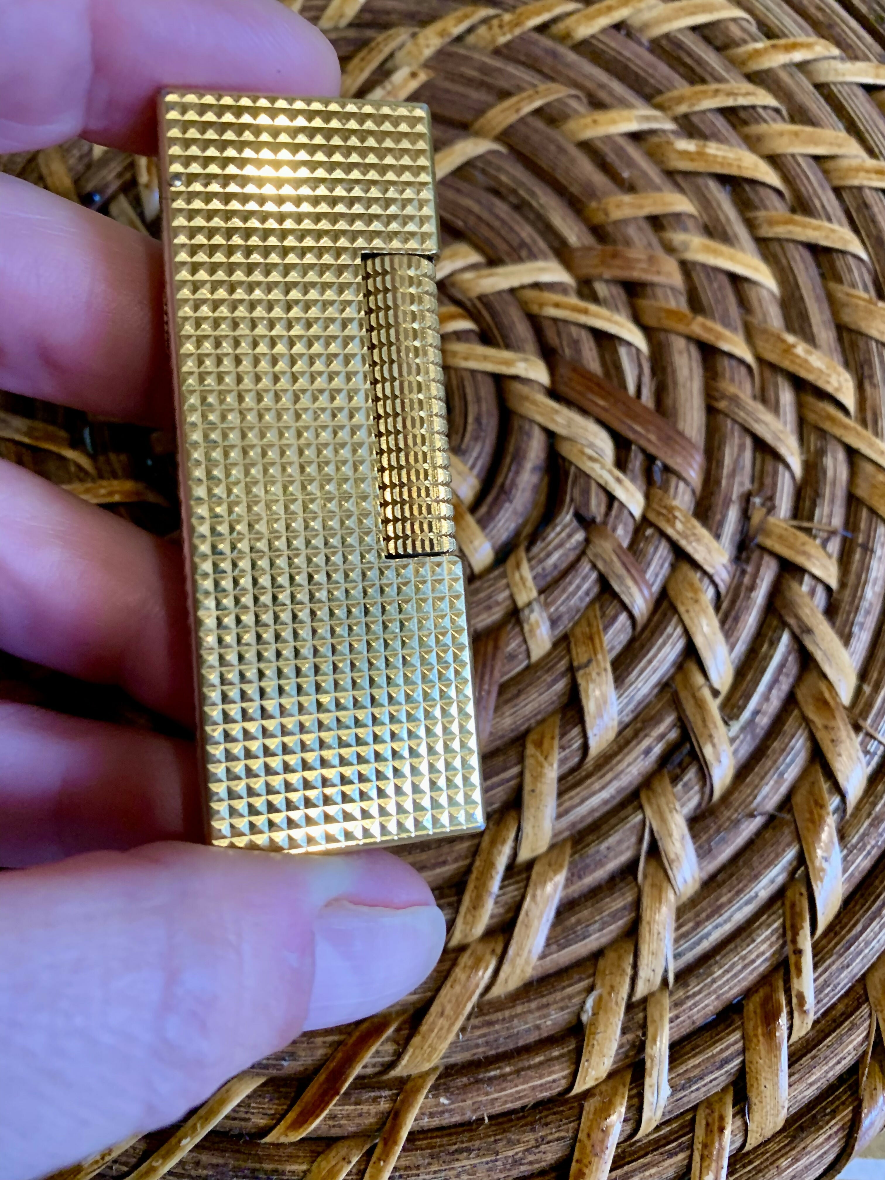 Isqueiro Dunhill banhado em ouro 18K para colecionadores
