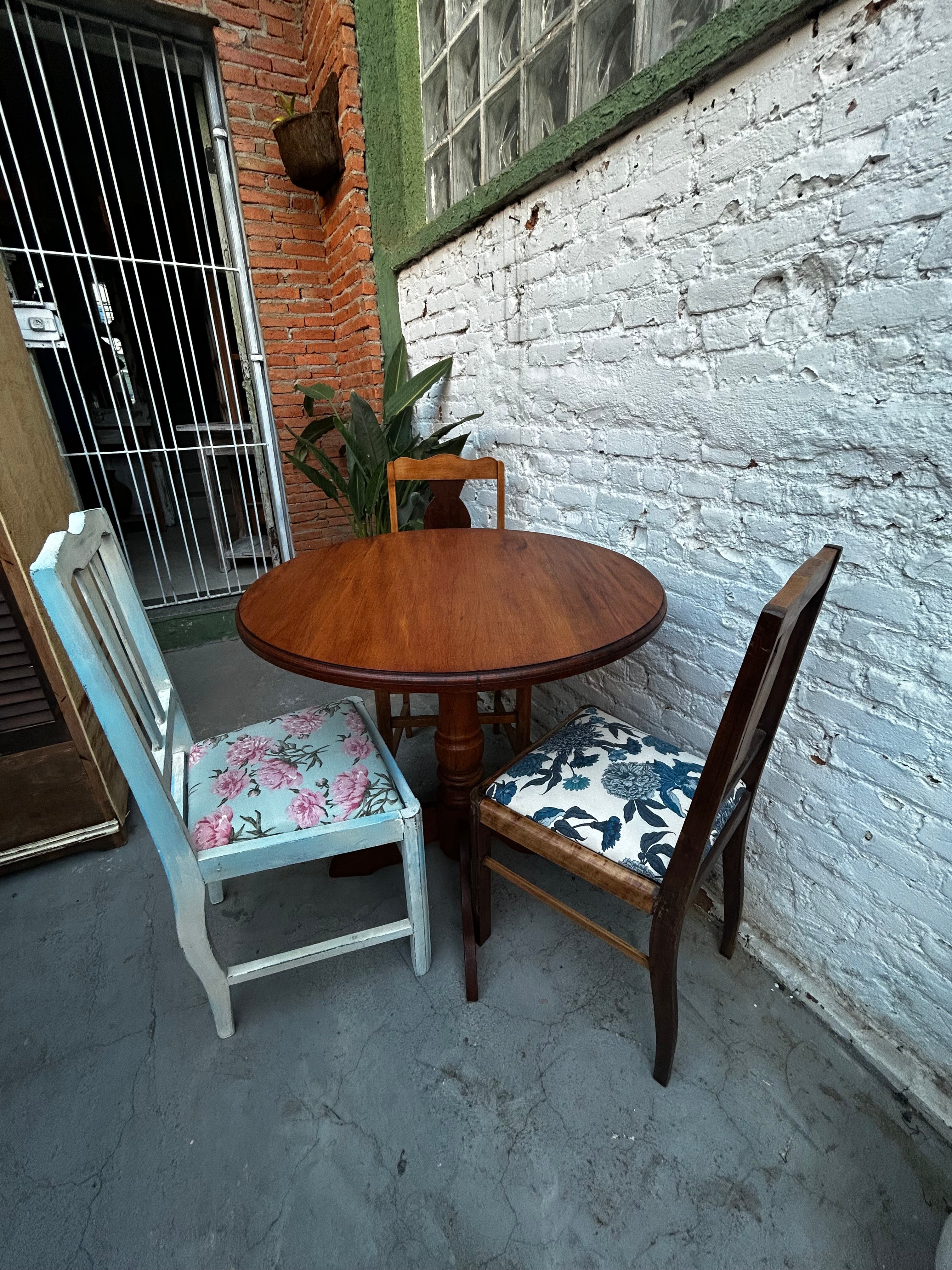 Mesa de jantar redonda em peroba rosa maciça