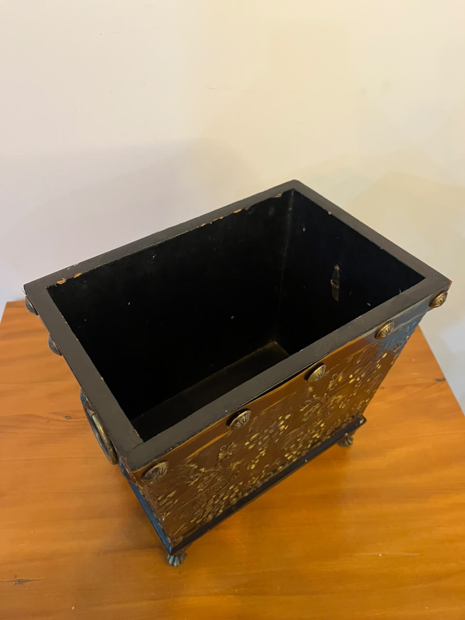 Porta-revistas vintage em madeira e metal repuxado – motivos de uvas