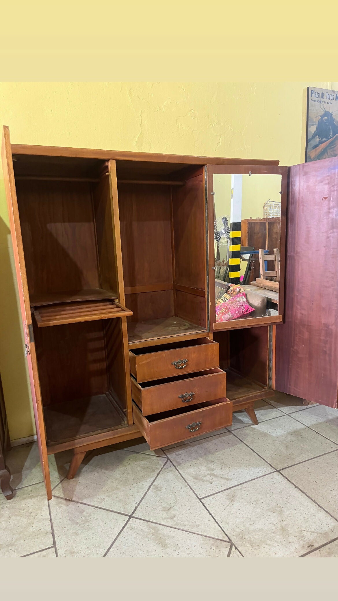 GUARDA ROUPAS ANOS 50 pés palito (temos a penteadeira também)