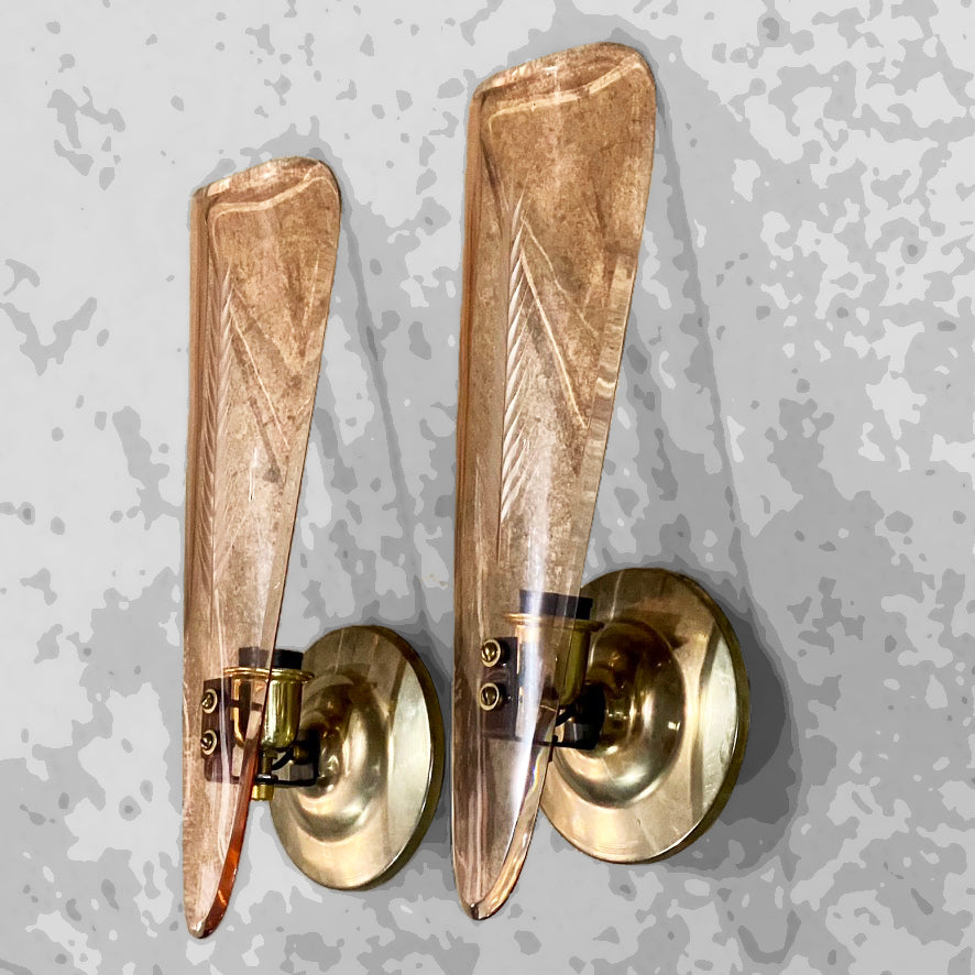 Par de Luminárias arandelas Mid Century em metal dourado e vidro coral 