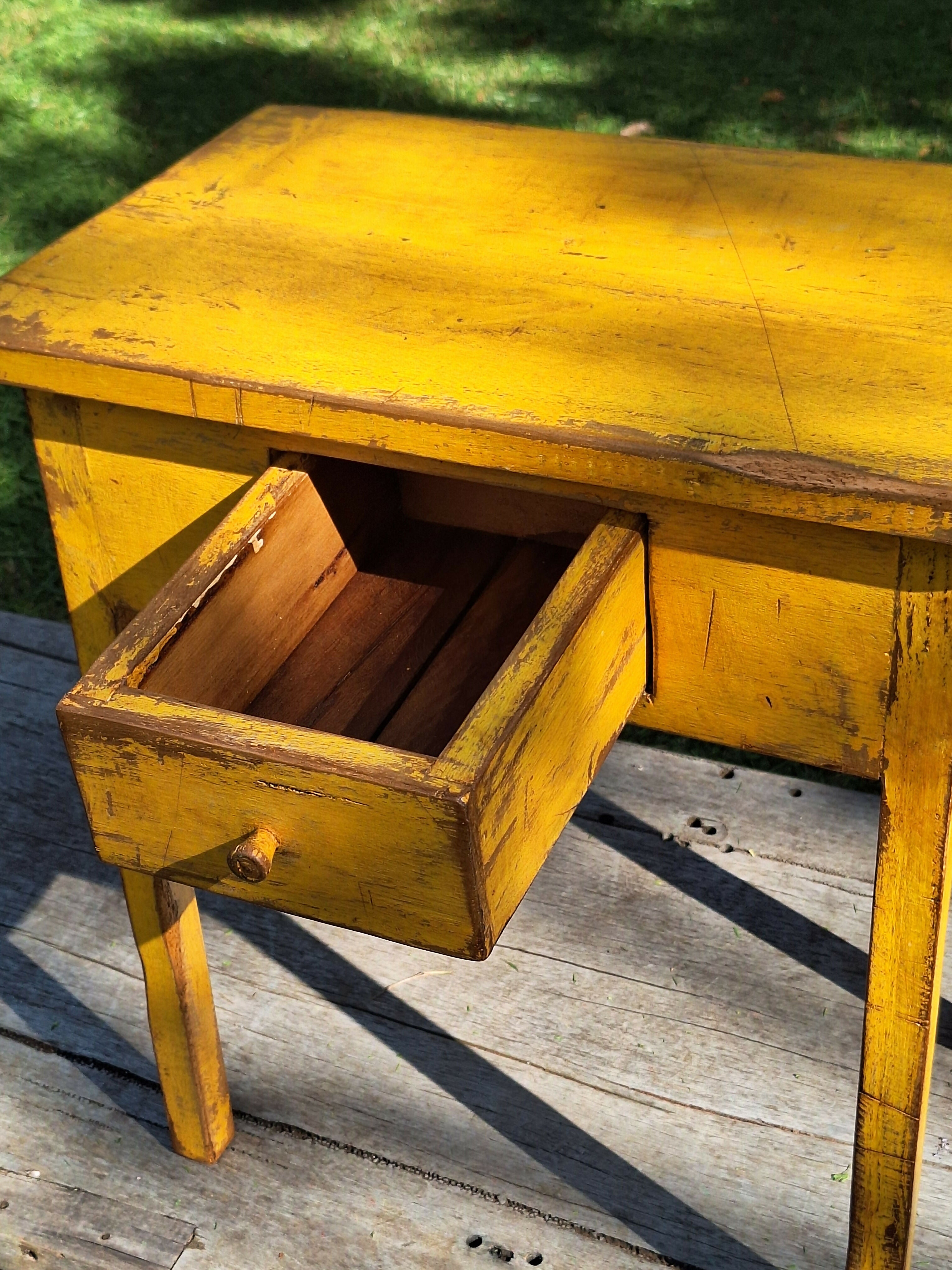 Mesa De Apoio / Mesa Cabeceira Tinta Gasta Amarela Madeira Maciça