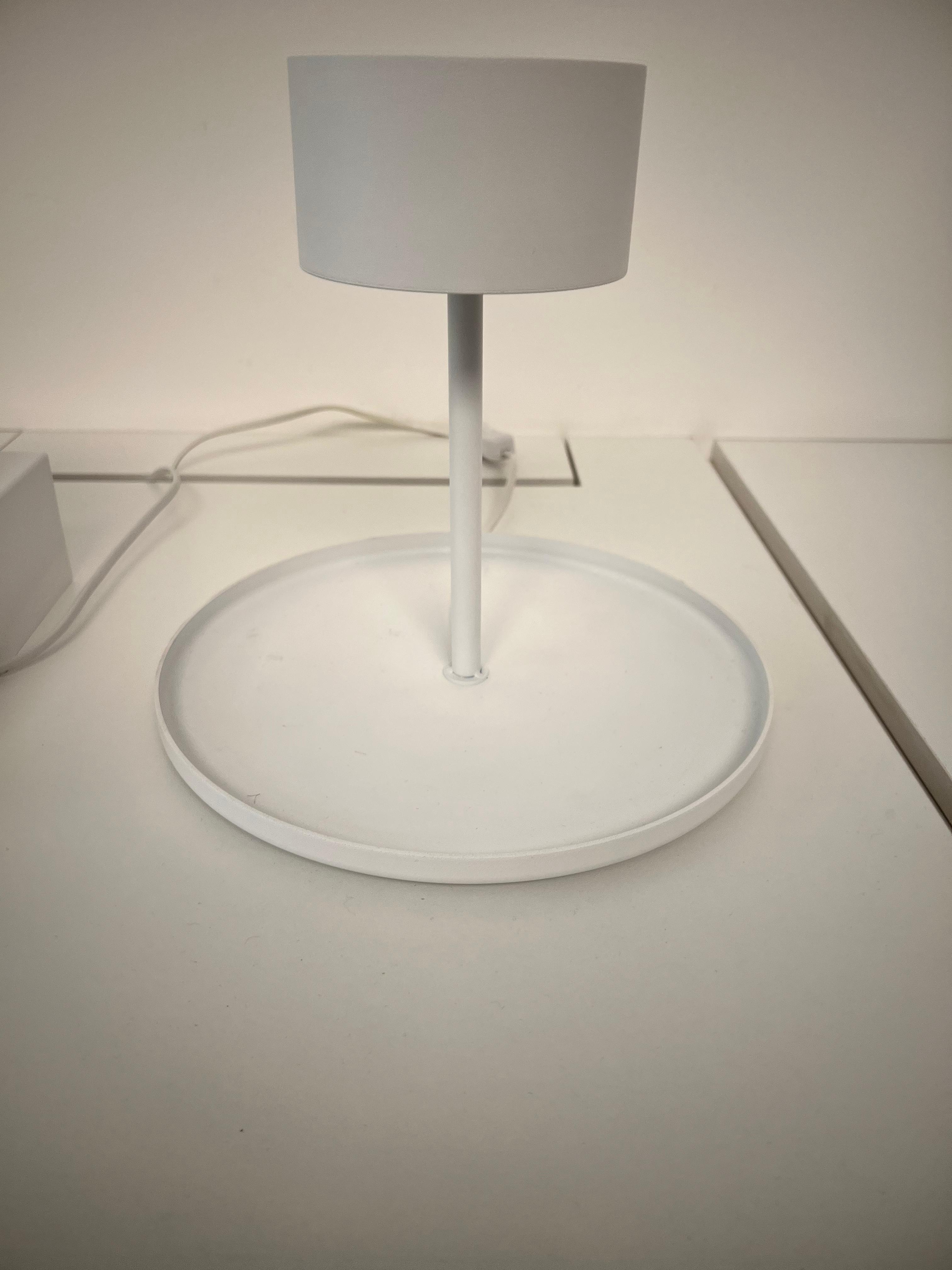 LUMINARIA DE MESA MINIMALISTA REDONDA LUXION PIN EM AÇO BRANCO 