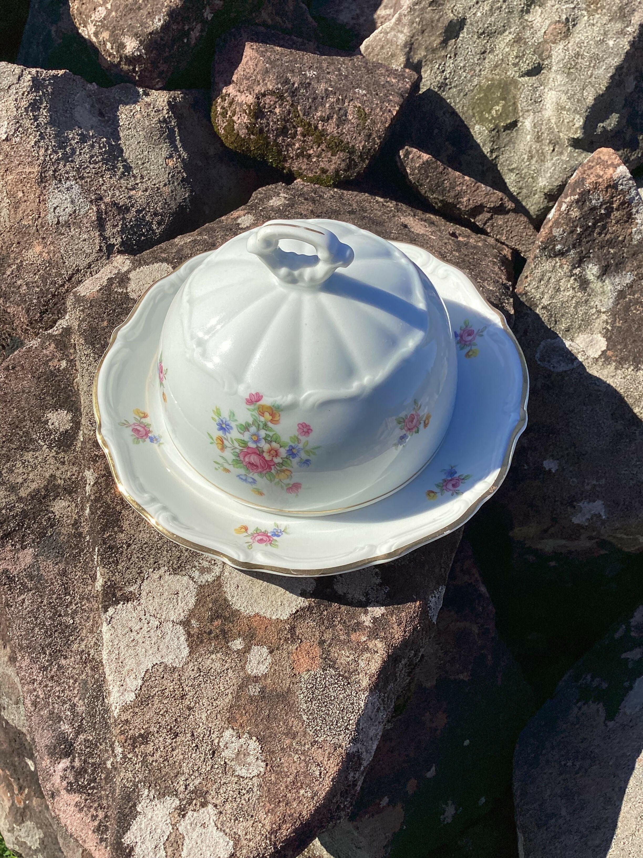 Mesa posta com preciosa manteigueira