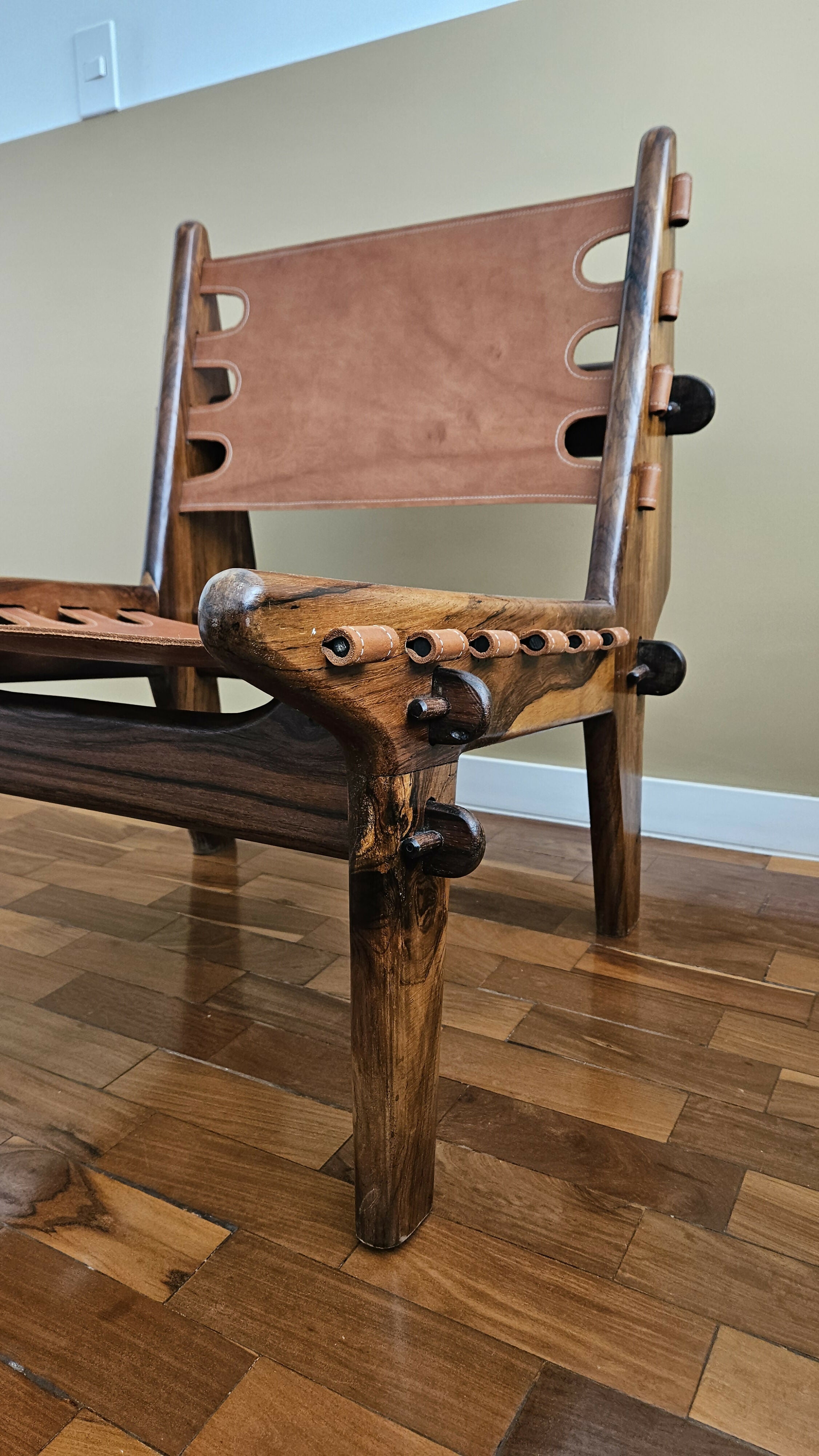 Poltrona Safari, designer Angel Pasmino, design dos anos 60 retrô em madeira e couro