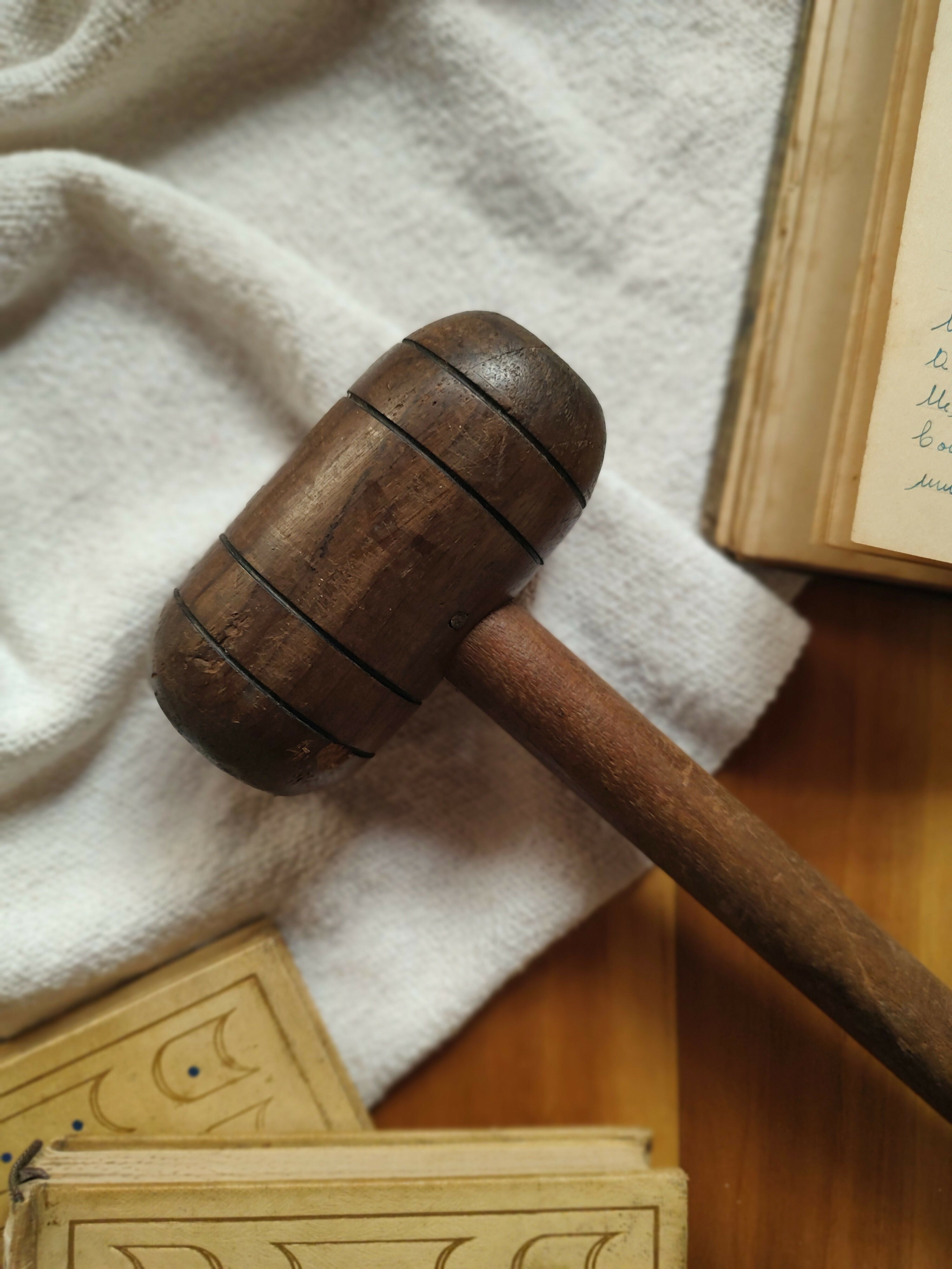 Antigo martelo em madeira maciça