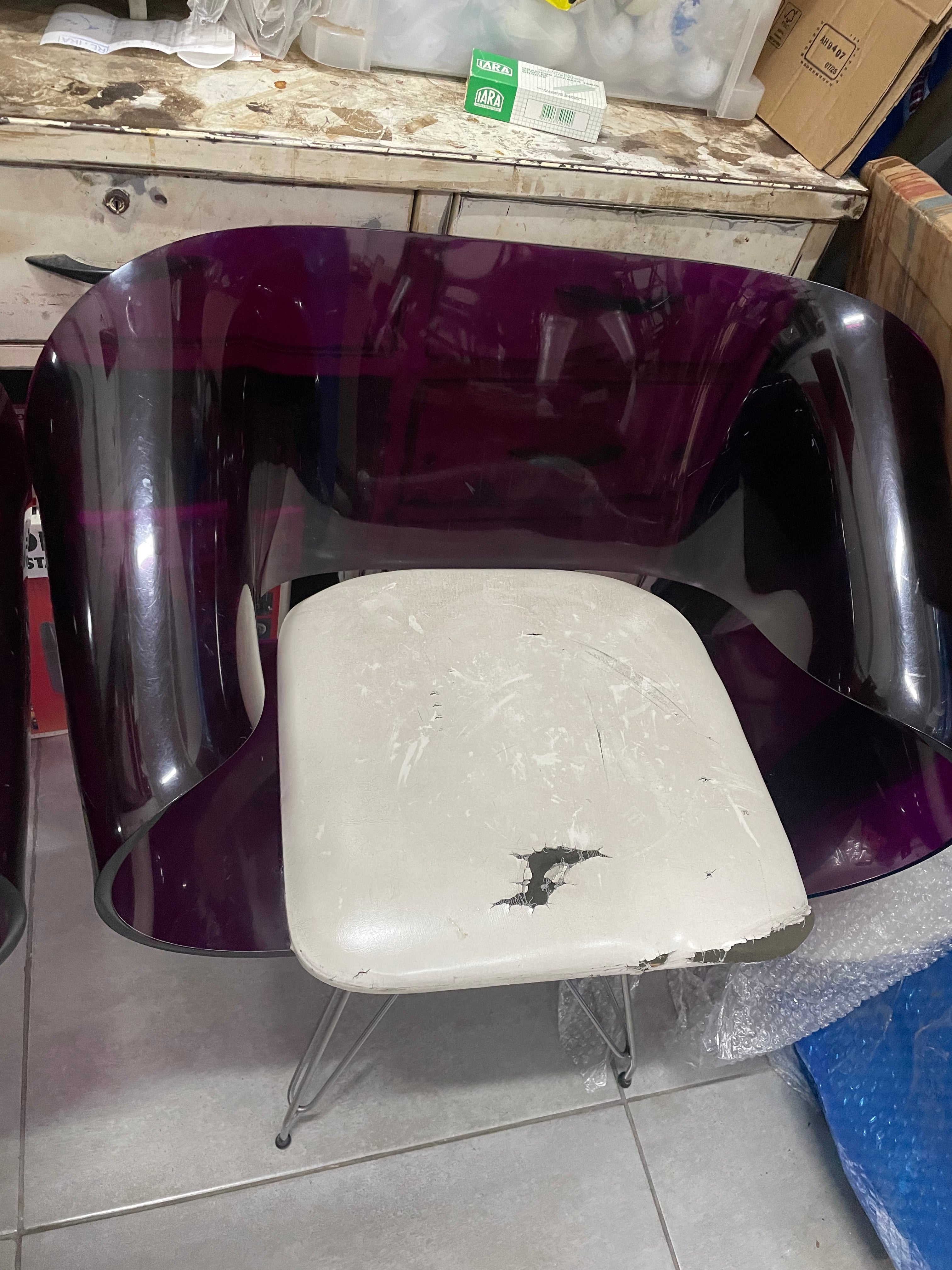 Par de Cadeira Loop – Infiniti em Acrílico roxo Translúcido e assento branco 