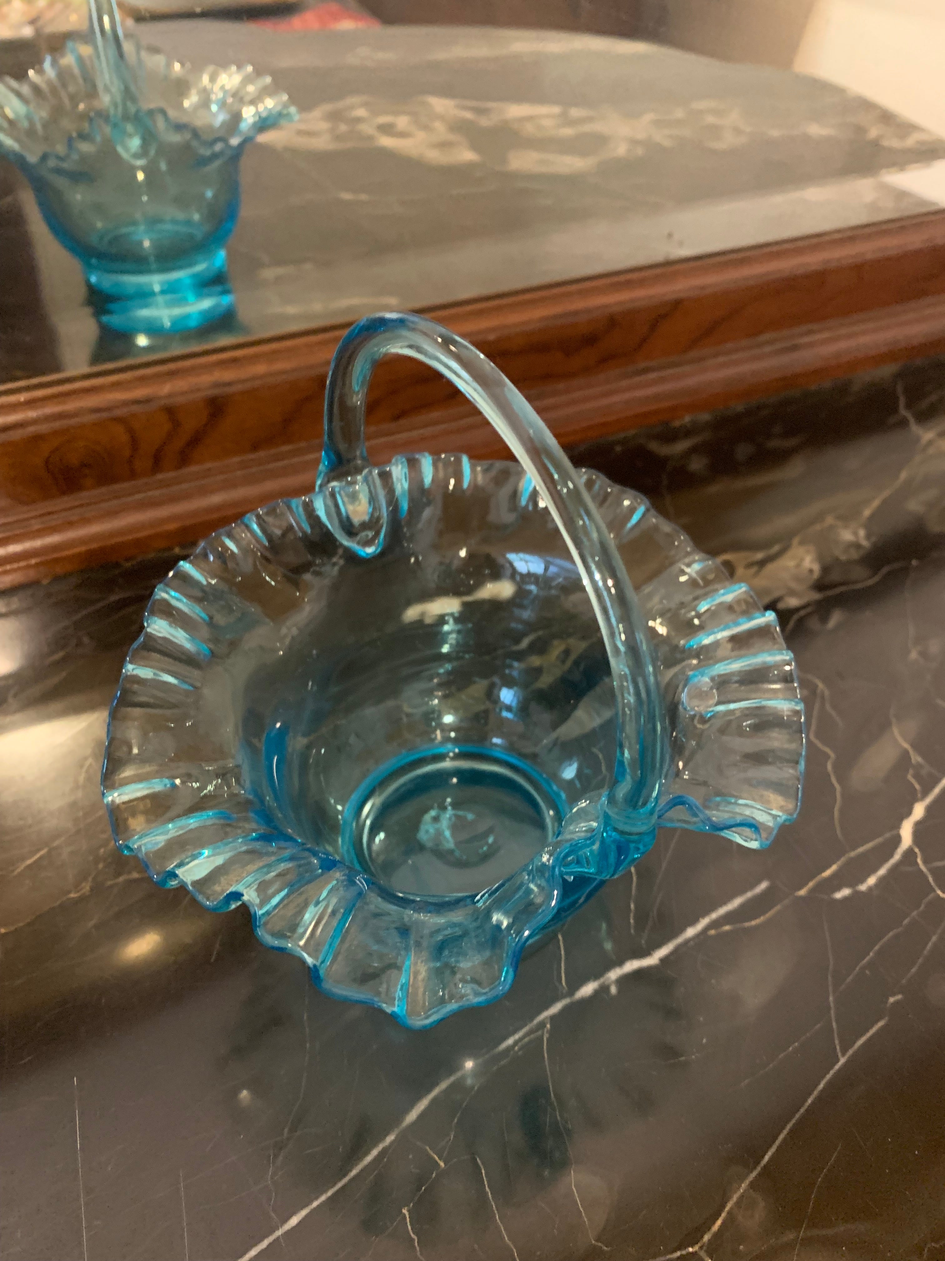 Linda e delicada cesta em vidro estilo murano azul 