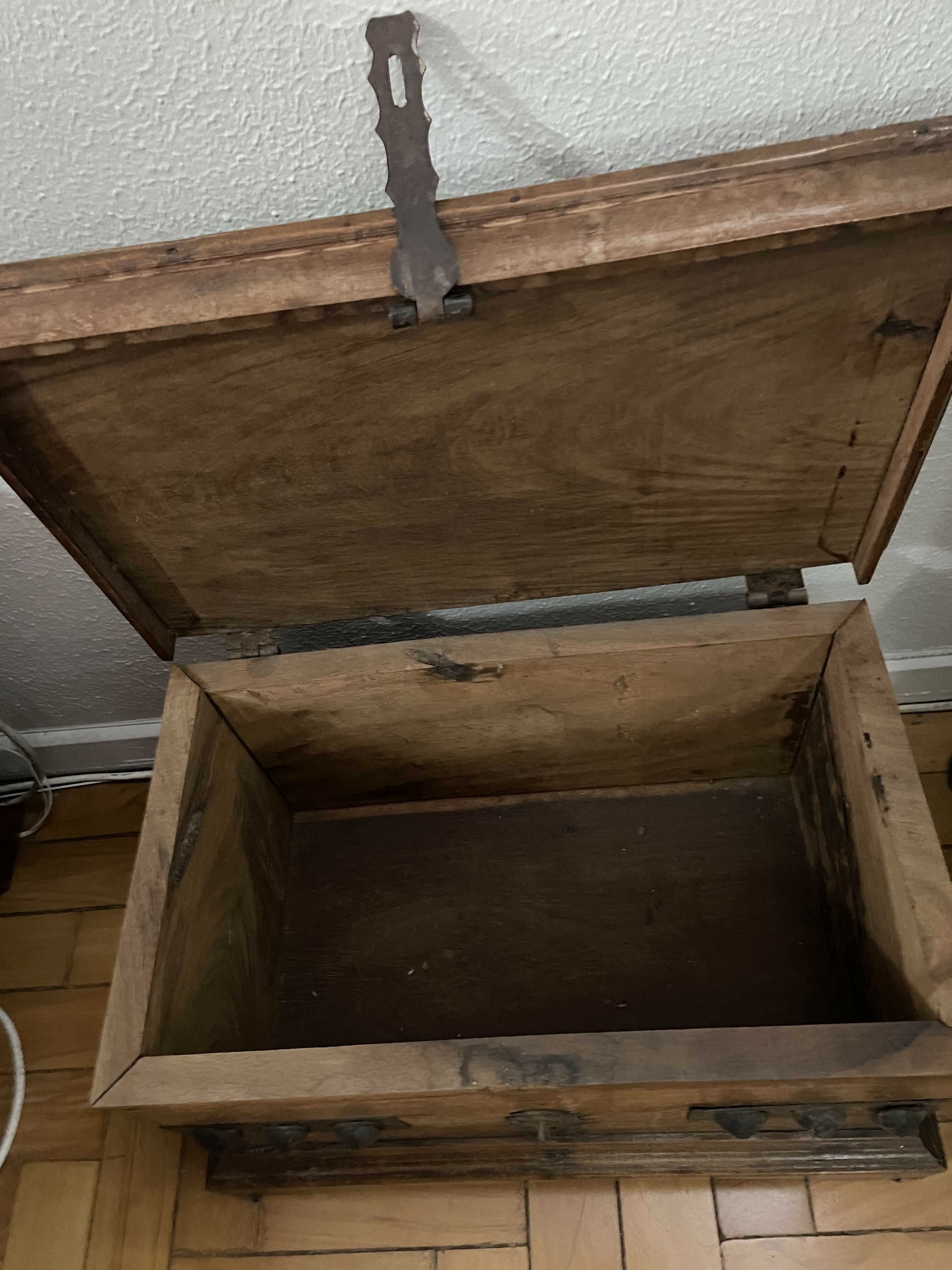 Baú antigo em madeira nobre