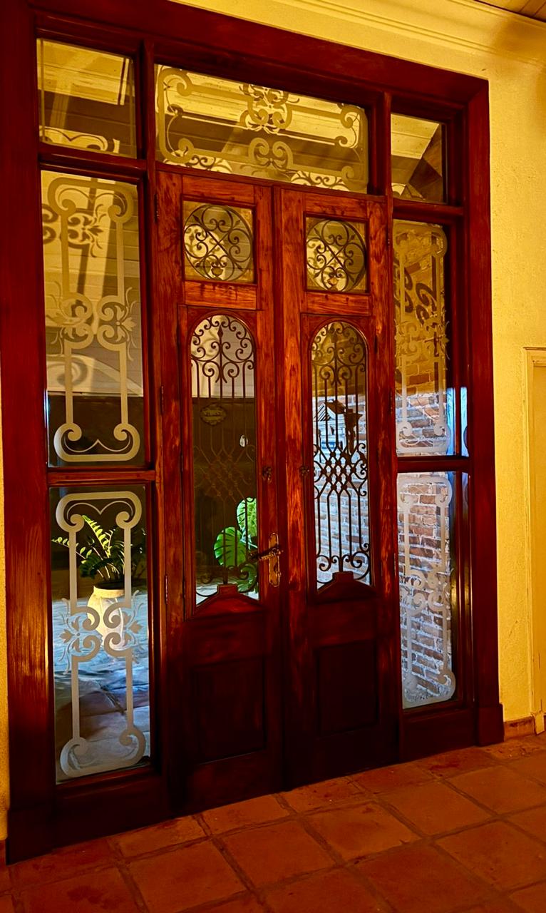 Porta de Entrada Rústica com vidro jateado 