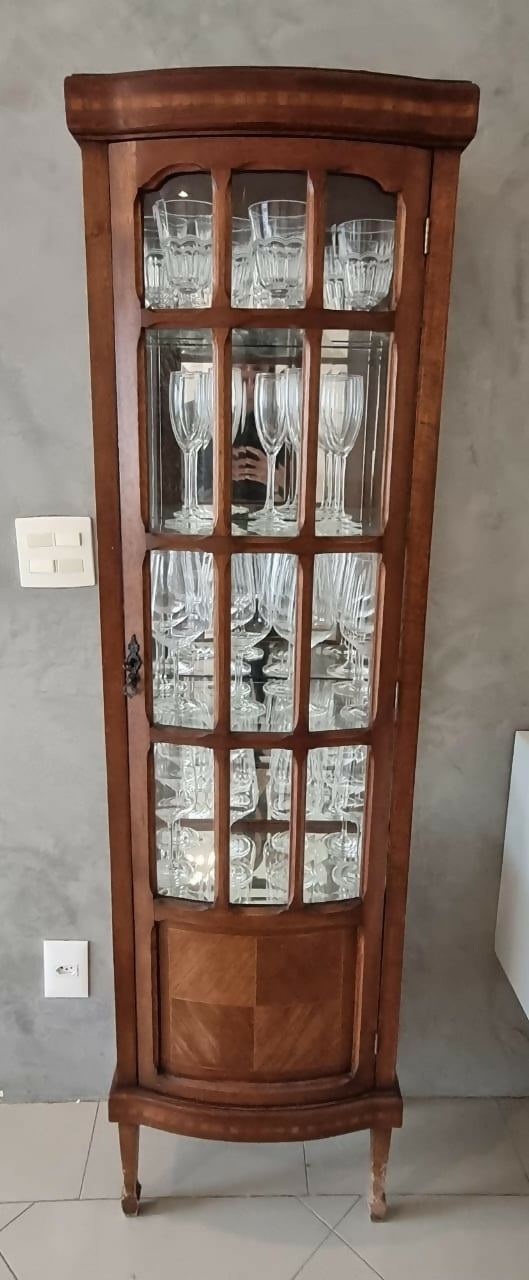 Cristaleira antiga com vidro bisotado e Marchetaria