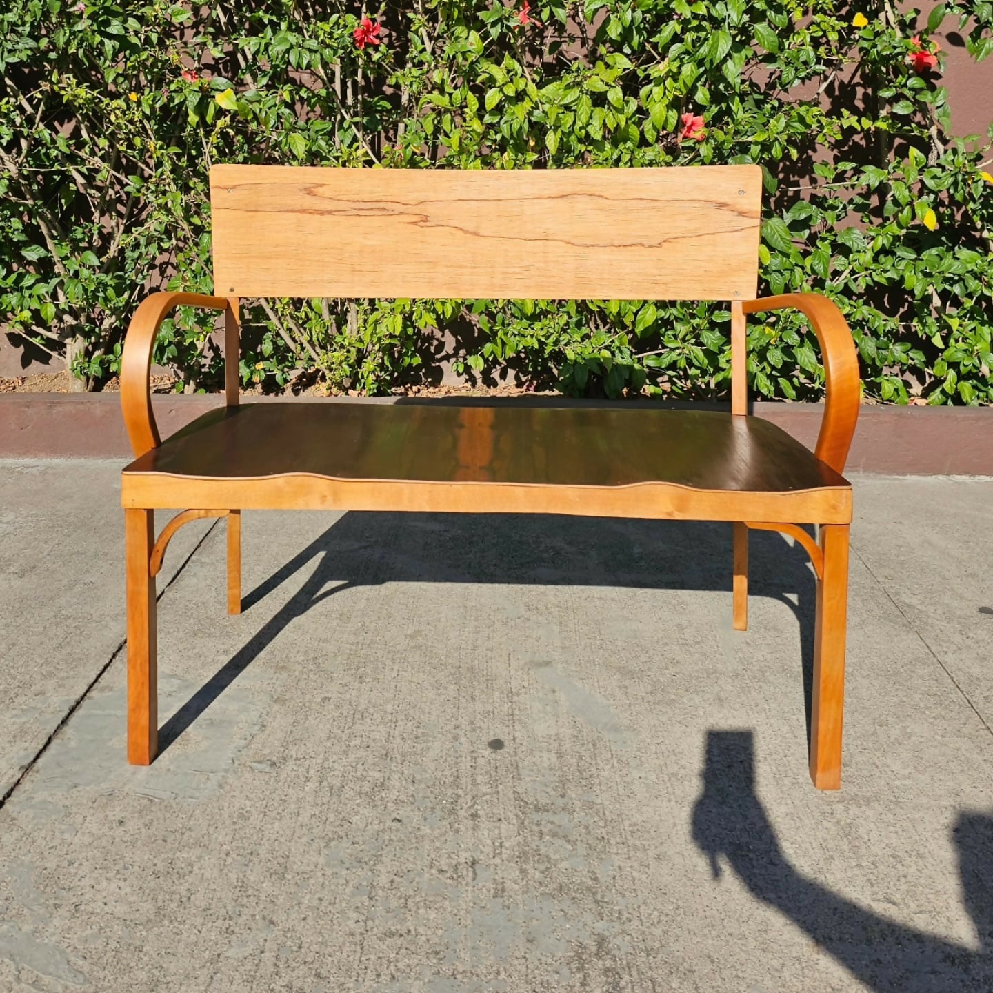 Namoradeira e duas cadeiras, em imbuia, década de 50, móveis Streif