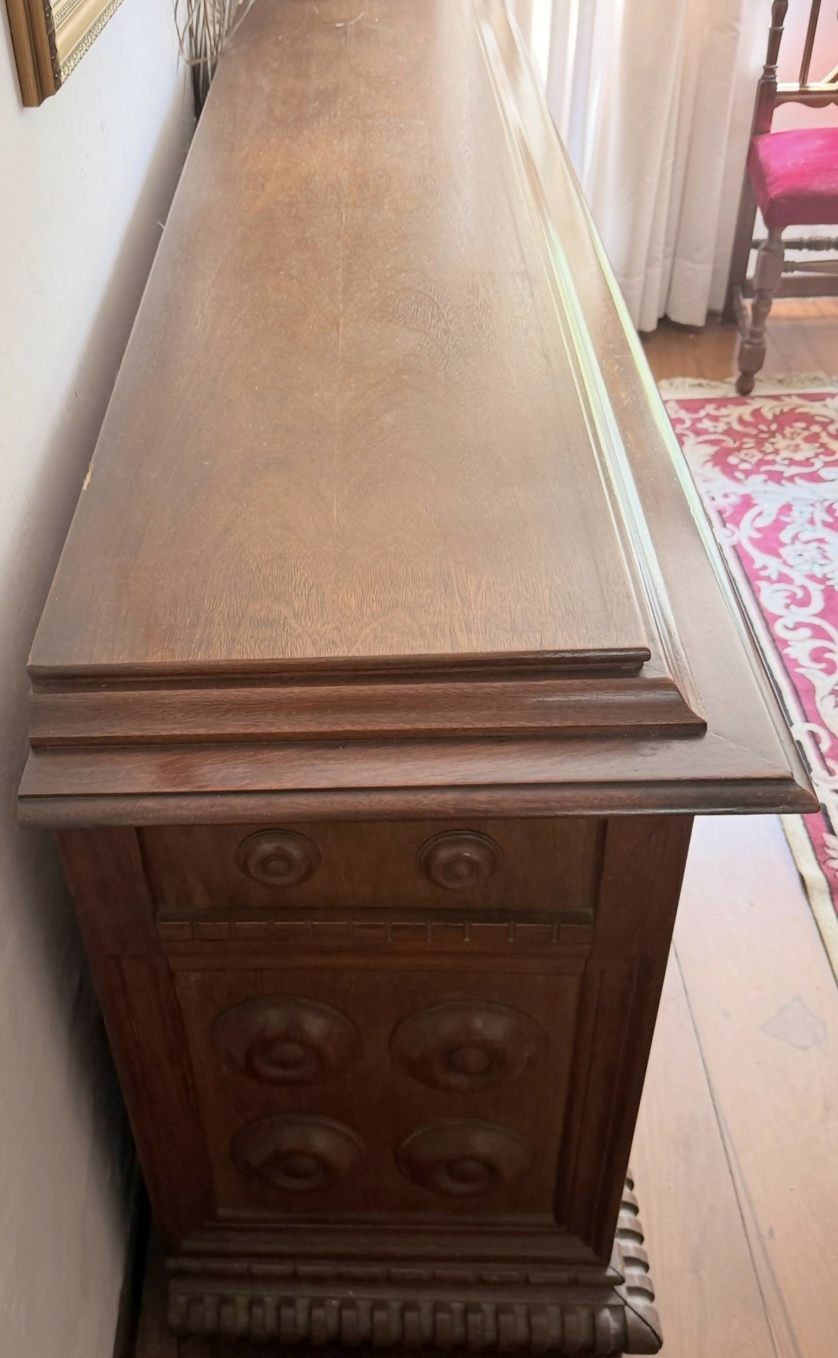 Belíssimo buffet de madeira com círculos torneados