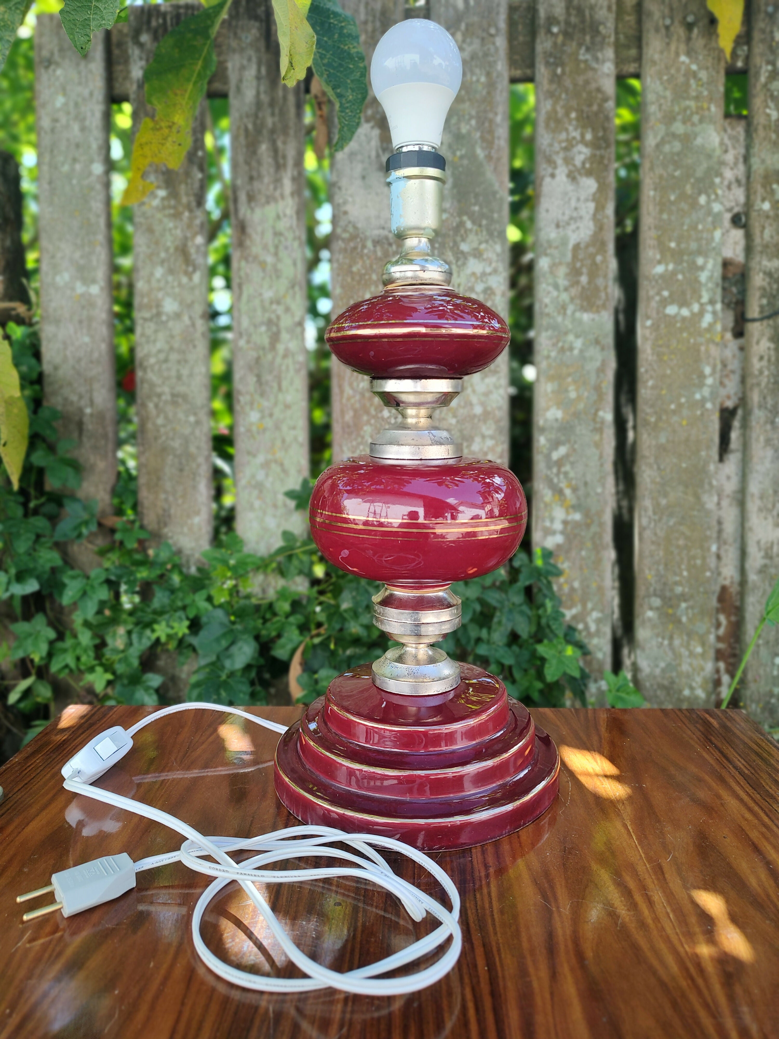 Antigo Abajur em porcelana cor de vinho com detalhes dourados