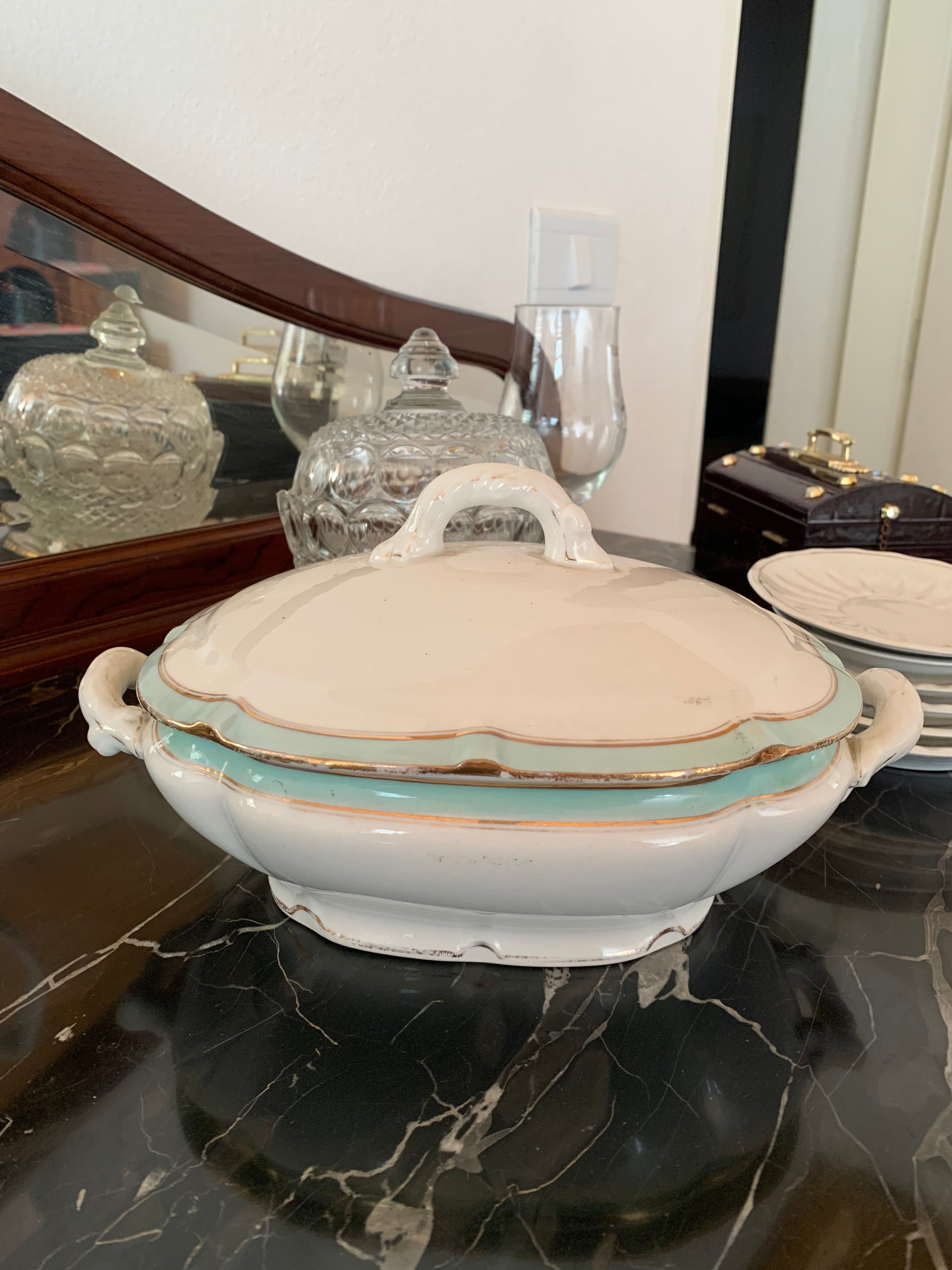 Linda sopeira em porcelana detalhes verde água
