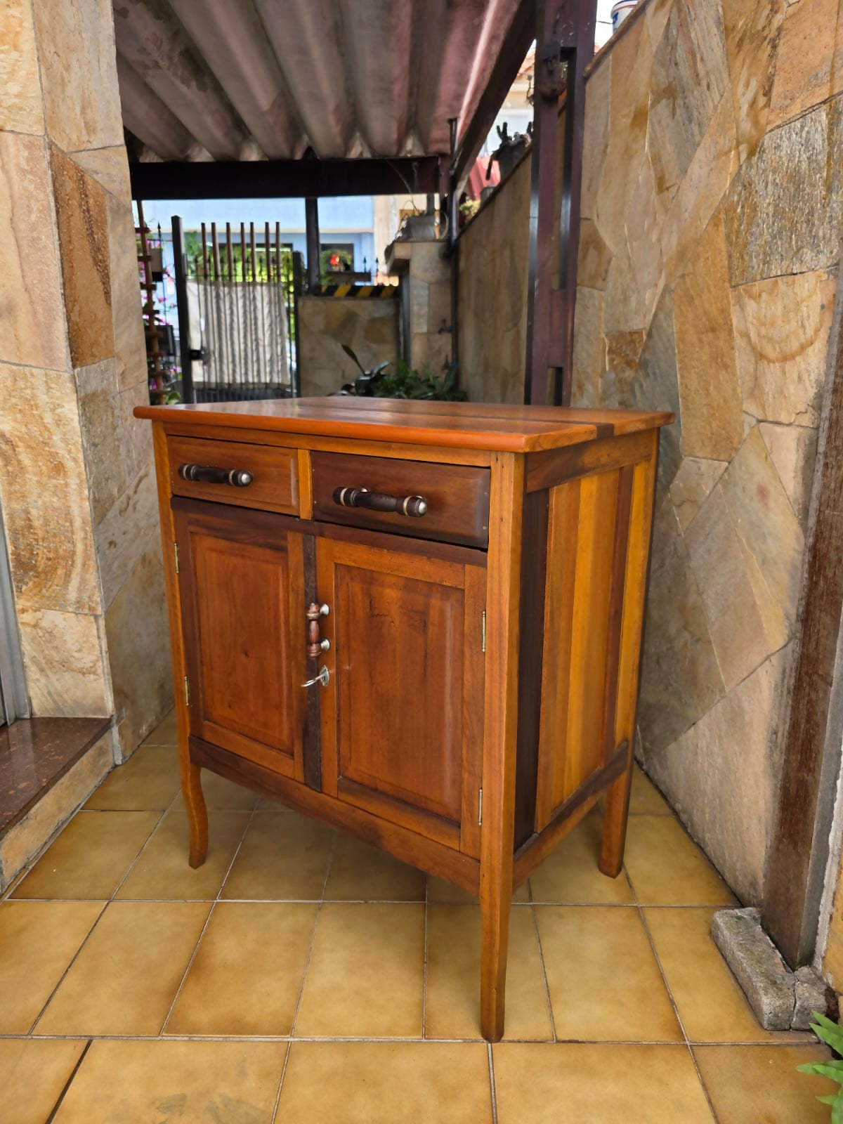 Cômoda/ gaveteiro em madeira maciça.