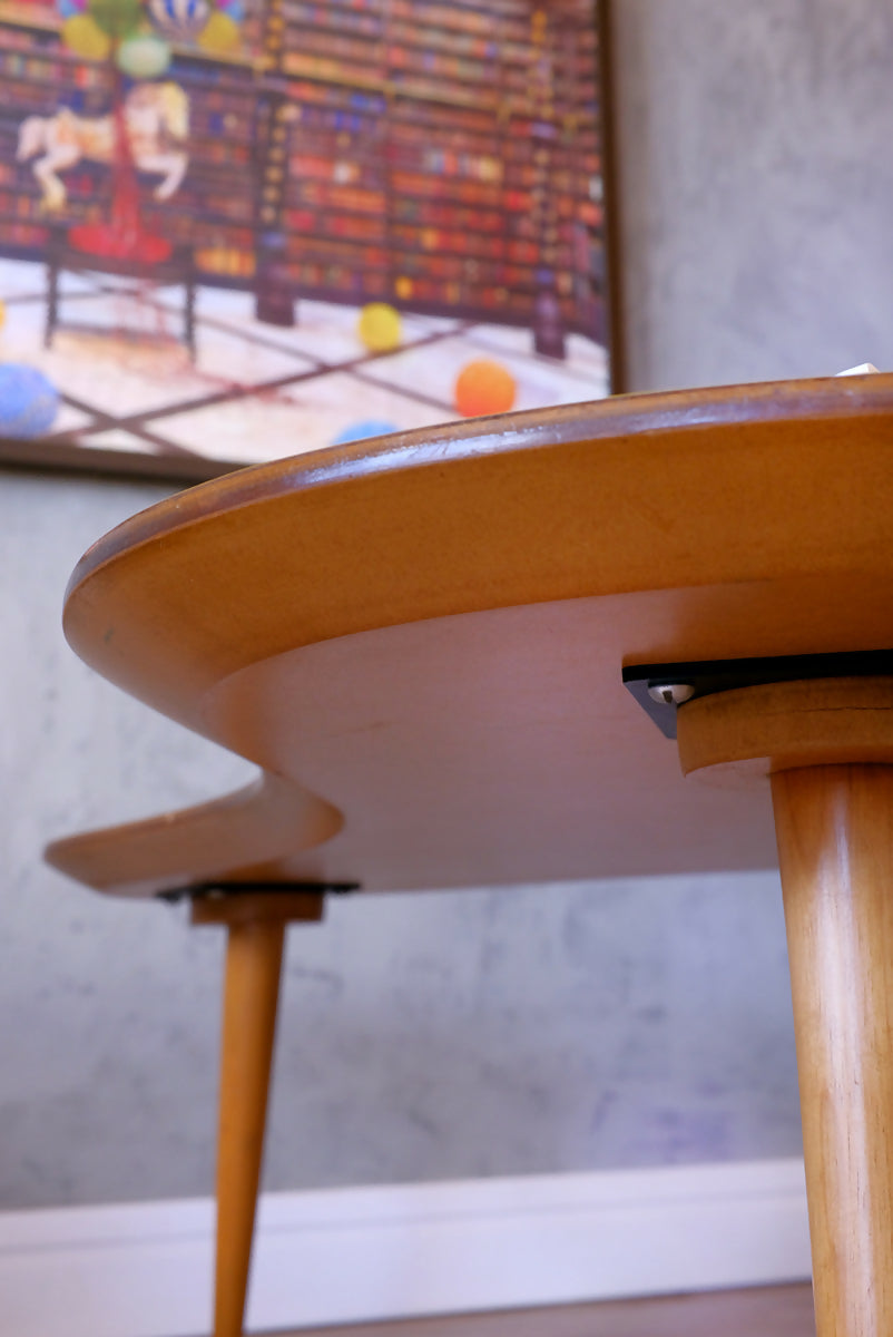 Mesinha de centro contemporânea - design gota pés palito