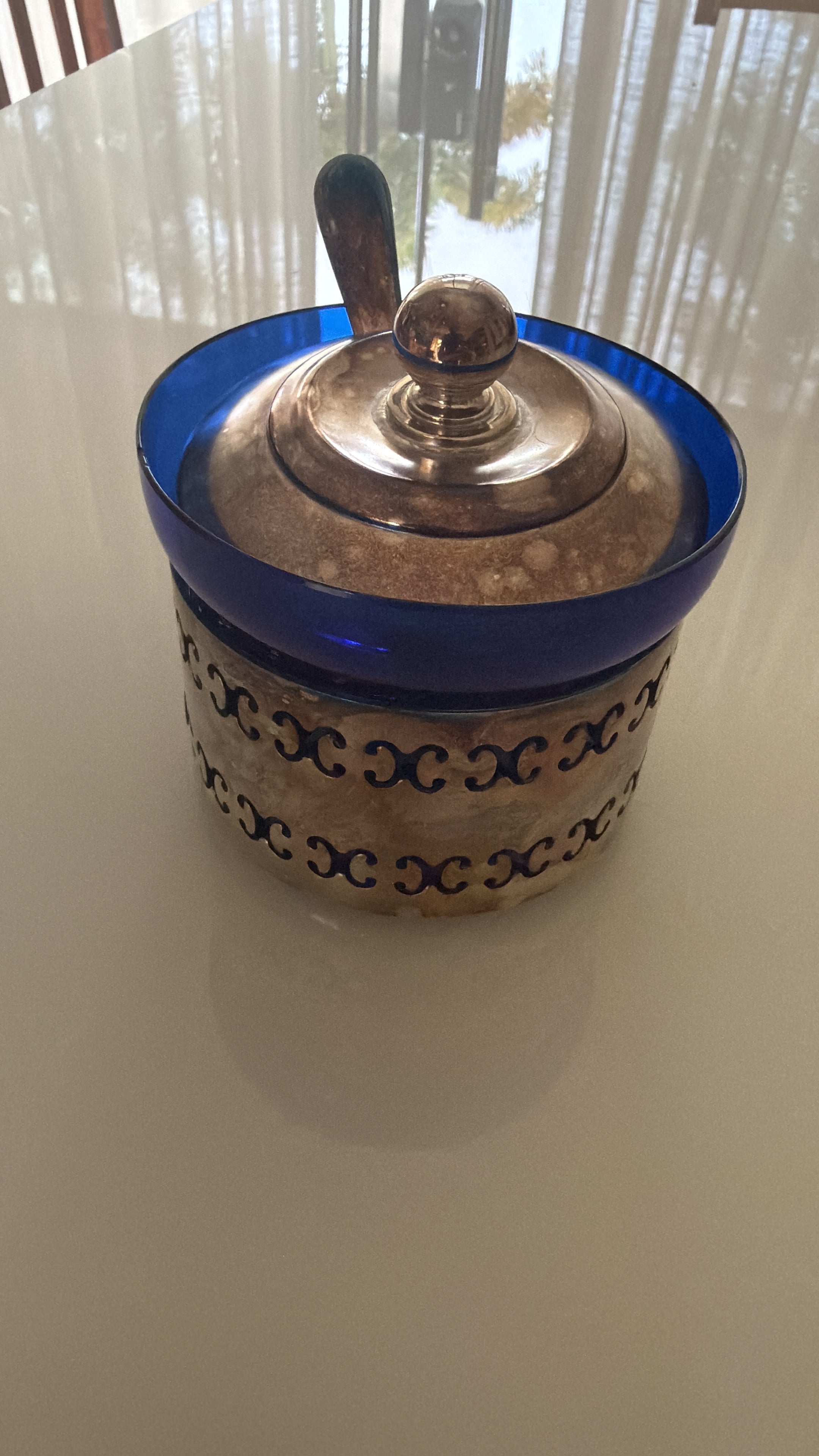 Açucareiro vintage em metal prateado e vidro azul cobalto